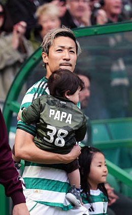 tirnaog_09's tweet photo. If Daizen moves on, as looks likely, he'll go with the thanks of the Celtic support. A player unlike any other I've seen in the hoops. His relentless running, harrying and pressuring opponents at both ends of the field was remarkable. Domo Arigato Daizen. 🇯🇵🇮🇪🏴󠁧󠁢󠁳󠁣󠁴󠁿 https://t.co/QlOUIkdqHS