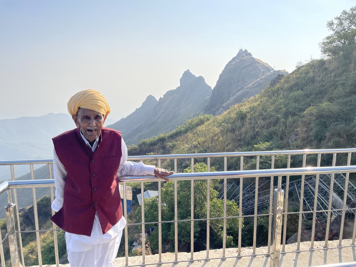 AshokBurad's tweet photo. काका की याद में
भरपूर जिया जीवन उन्होंने, हर दिल में प्यार बसाया, राह में जो कोई भी मिला, उसे गले से लगाया। एक गहरा शून्य छोड़ गए हैं, आँखों में है नमी,पर उनकी दी हुई सीख से, कम होगी यह कमी।काका की पावन आत्मा को,मिले प्रभु का धाम,उनके निश्छल, सच्चे प्रेम को, हमारा कोटि प्रणाम!! https://t.co/ccAkQI1Ol1