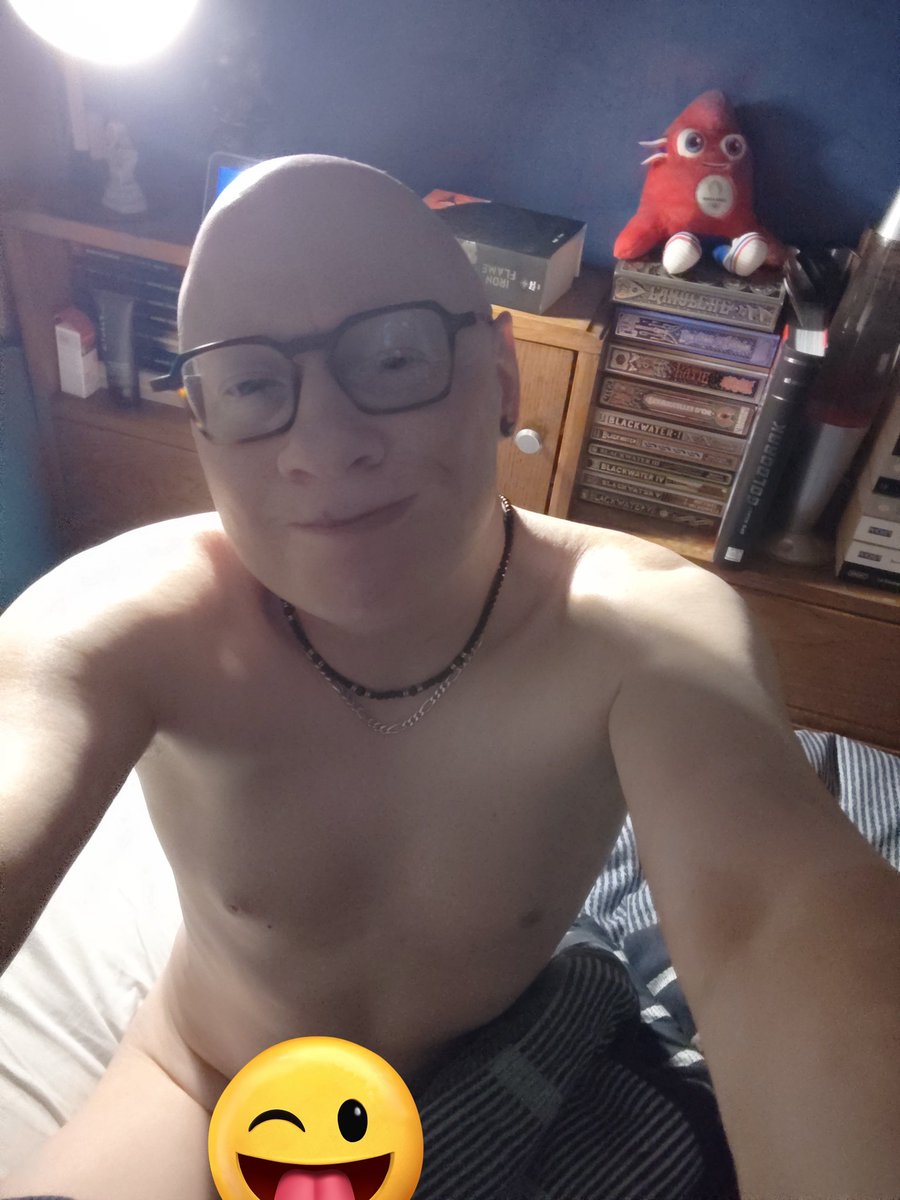 vildamour's tweet photo. Oups j'avais pas vu que pipou était de sortie 🫣🤭🤣 bon dimanche les Xtis 🤗 il va faire chaud 🥵 Passez une bonne journée et je vous kiffe grave 🥰😍 #corpstoutdoux #toutlisse #positivebody https://t.co/eVlDesPNHZ