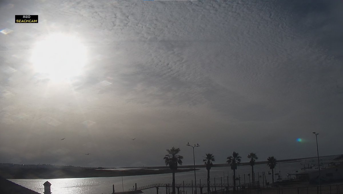 75Alcaide's tweet photo. 24/05/2026 07:55: OS RIPPLES NO CÉU DE #FARO EXPLICADOS.
Que Céu é este? 
1. A meteorologia chama-lhe "Ondas de Gravidade Atmosférica". 
Mas a engenharia militar e de telecomunicações conhece bem este padrão: a interação de frequências com massas de aerossóis. 

2. Onde se cruzam estes fenómenos?
Na literatura técnica de defesa, instalações de alta potência (na banda HF de 2.6 a 10 MHz) bombardeiam a atmosfera para testar comunicações e criar nuvens de #plasma artificiais, gerando ondulações dinâmicas documentadas pelo Naval Research Lab. 

3. Em #Portugal, com os constantes exercícios visíveis no mapa CAVOK FUA, os radares de alta potência e os testes em micro-ondas interagem com um céu já saturado por Cirrus aviaticus (a névoa artificial dos aviões).

O resultado visual está à vista de todos.
Quem mede o impacto bioelétrico disto na troposfera e na população? 

#FieldLab #Portugal #Radiações #RFI #Stent #PlasmaSky #EMF
