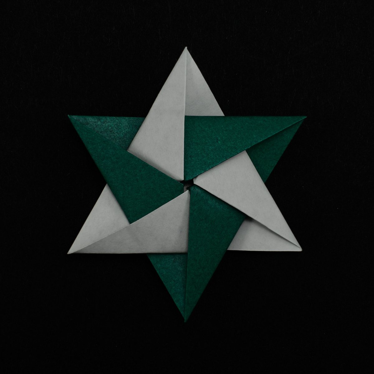 mkosmul's tweet photo. Star with Color Change (CFW 170): a color-change star by Shuzo Fujimoto, folded from duo Kami.

#origami #折り紙 #종이접기 #Оригами #origamistar #colorchange #ShuzoFujimoto #藤本修三 #MichałKosmulski https://t.co/4ygXKwU9LU