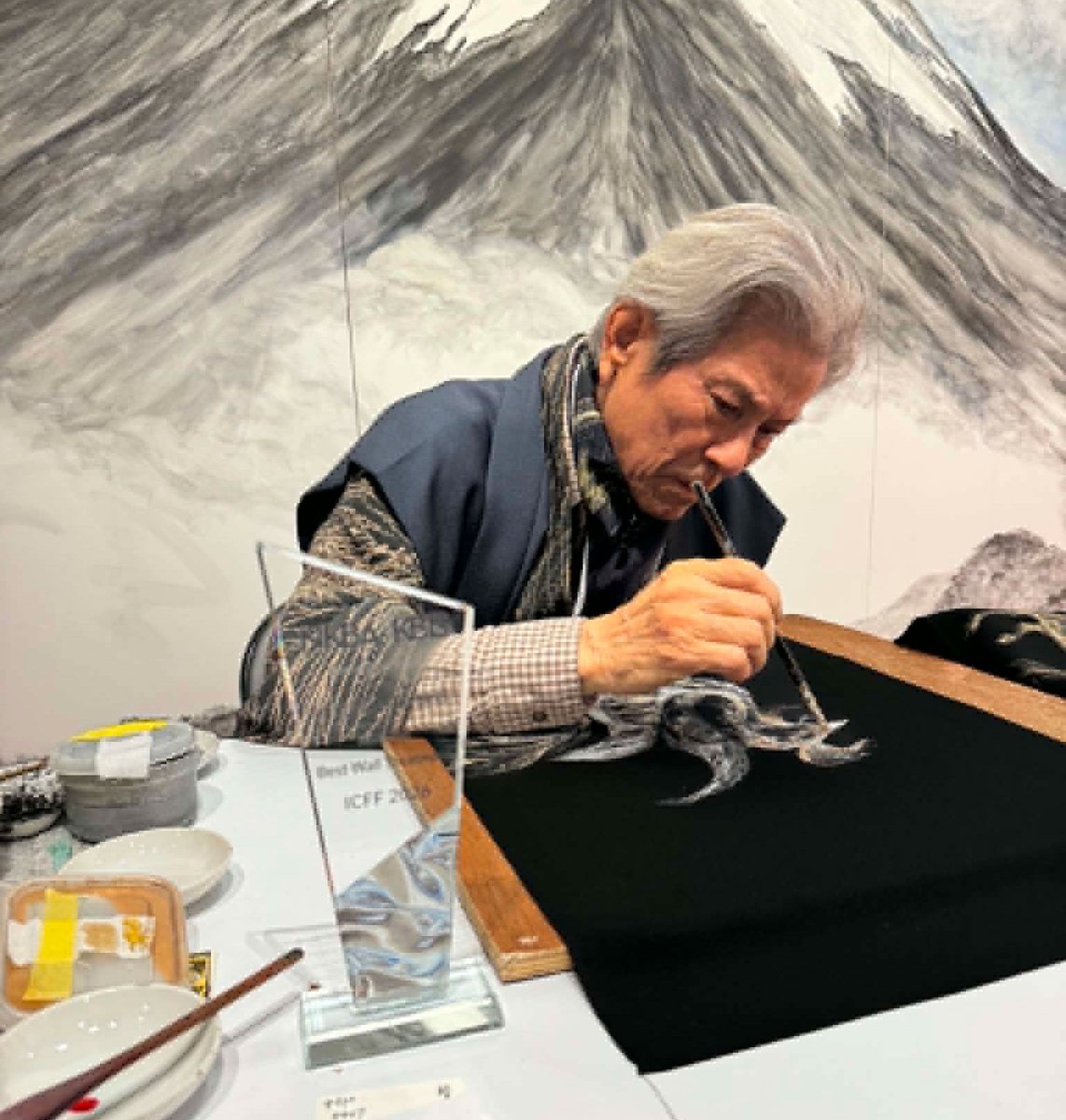 denso_ctc's tweet photo. 🏆 受賞しました。
ICFF 2026初日、NKBA｜KBIS Inspire Award 受賞。
京友禅の巨匠・黒島敏氏が、展示会場で即興で描き上げた富士山。下絵なし、修正なし。
白いパネルに描かれた一発描きが、選ばれました。

#NKBAAward #ICFF2026 #BestWallTreatment #KyoYuzen #伝統工芸 https://t.co/8wKMImu37V