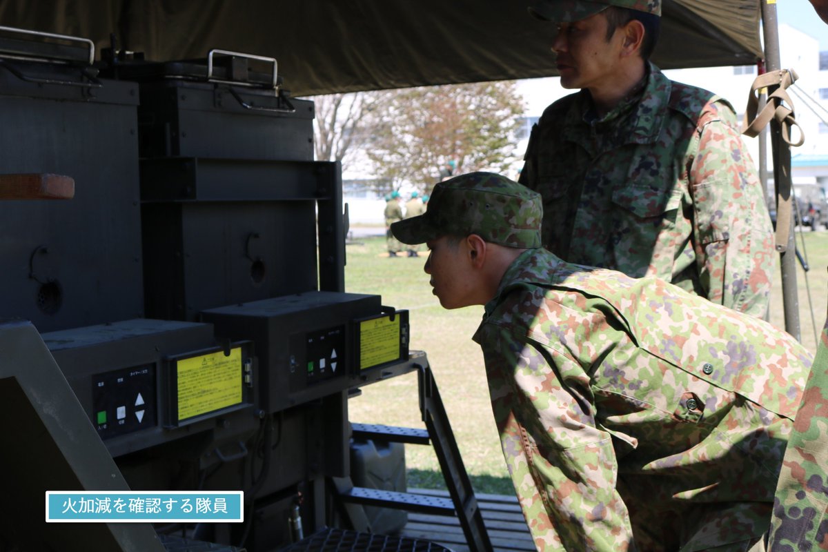 JGSDF_7EBn_pr's tweet photo. 【定期演習場整備④】
定期演習場整備作業も終盤となりました。
厳しい整備作業の中、隊員たちを支える一つが食事です。
���事現場でも、隊員が協力しながら食事作りに奮闘しています(^_-)-☆
#陸上自衛隊

#第７師団
#第７施設大隊 https://t.co/IFEwTuiAOG