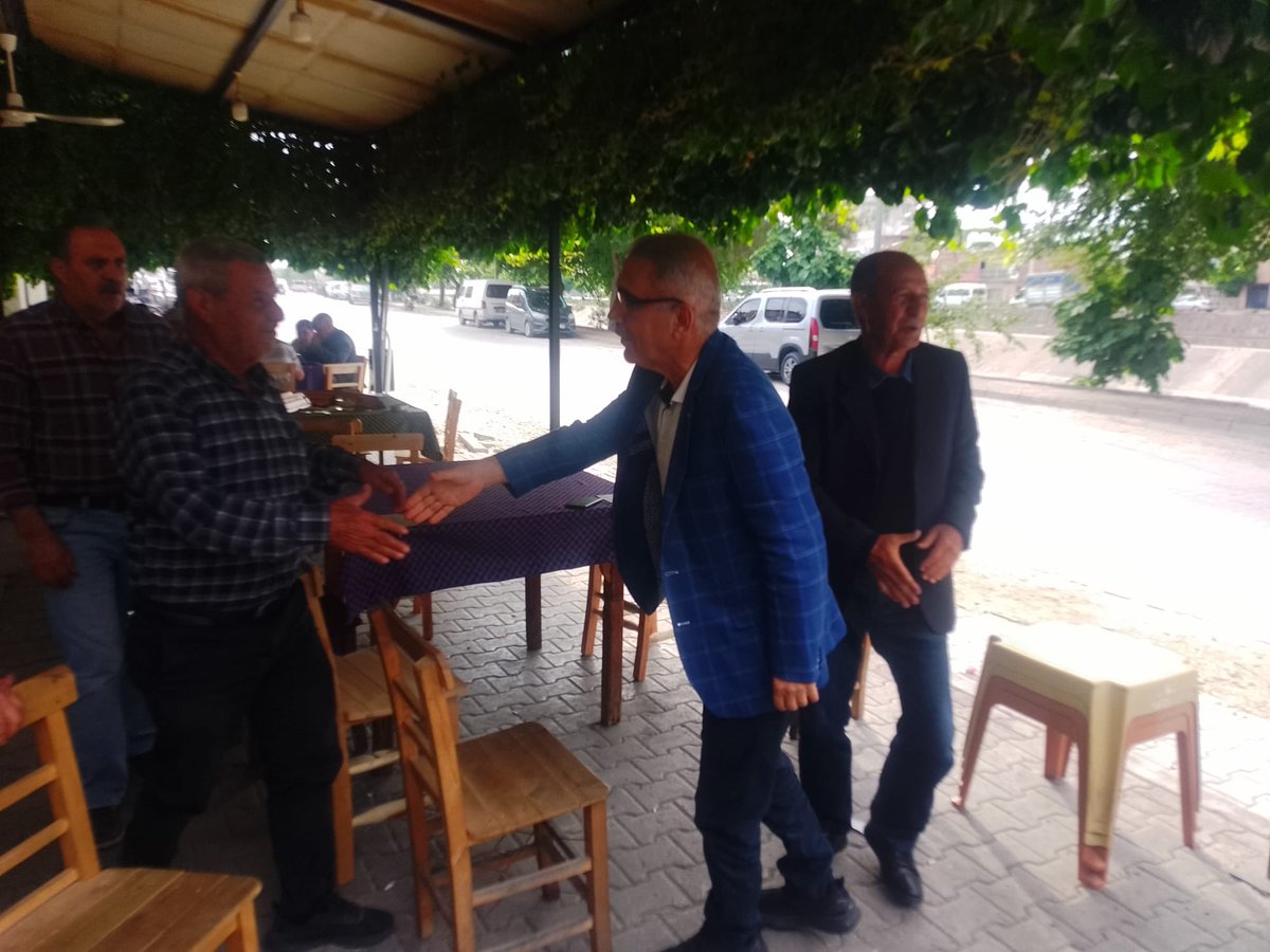CelikcanMahmut's tweet photo. Şehit Erkut Akbay Mahallesi muhtarı Selahattin Kılıç ve bazı mahalleli arkadaşları ziyaret ederek çaylarını içtik.Çay bahane sohbet şahaneydi.İlgileri için çok teşekkür ediyorum. https://t.co/6wMl7Zix8p