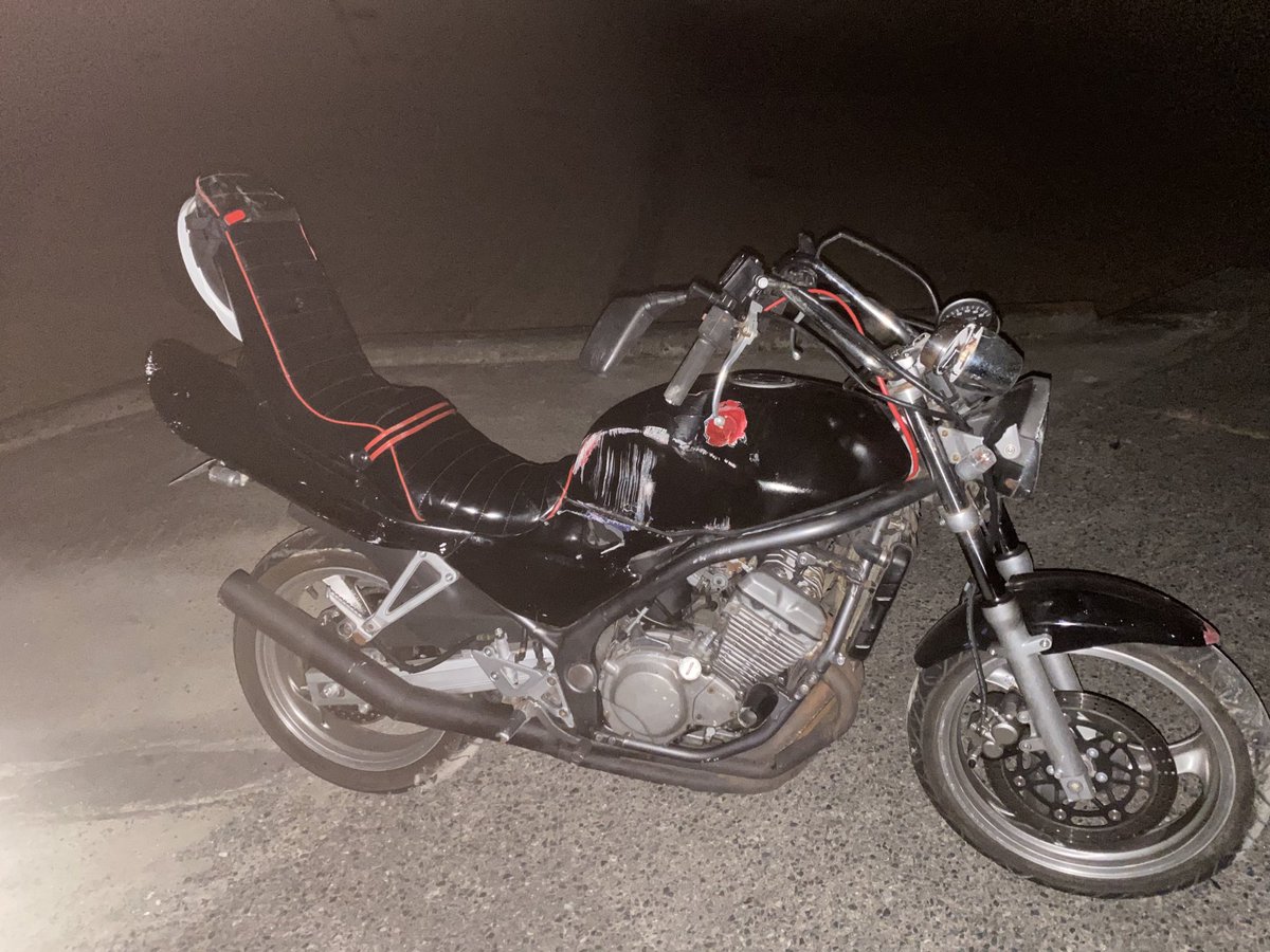 __HHASS__'s tweet photo. 砂利踏んで転けてバイク溝落っことして膝の骨剥き出しになったけど一人で起こしたし出来ないは言い訳だと思ってる https://t.co/FaOoA8eoSu