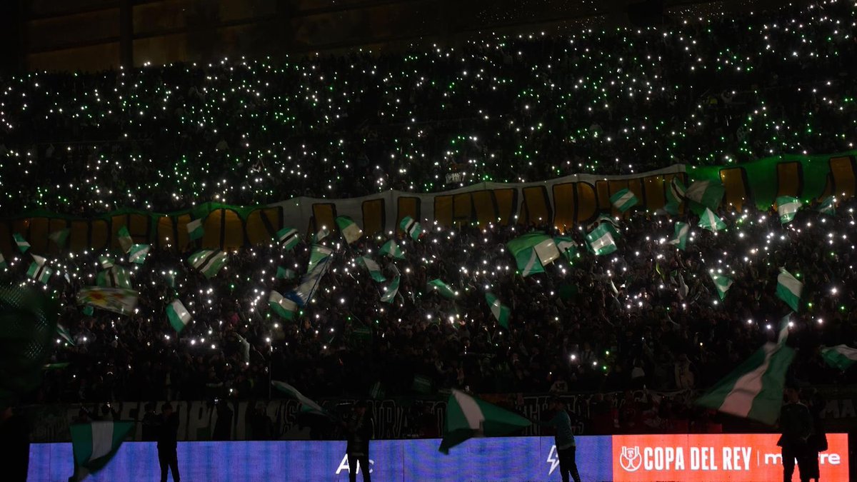 GxldePepeElias's tweet photo. Aquellos que crecimos soñando con las estrellas desde el barro, hoy te vemos brillar como una más en el firmamento.

Del barro te sacamos, entre los más grandes te devolvemos. https://t.co/oI5l4R7205