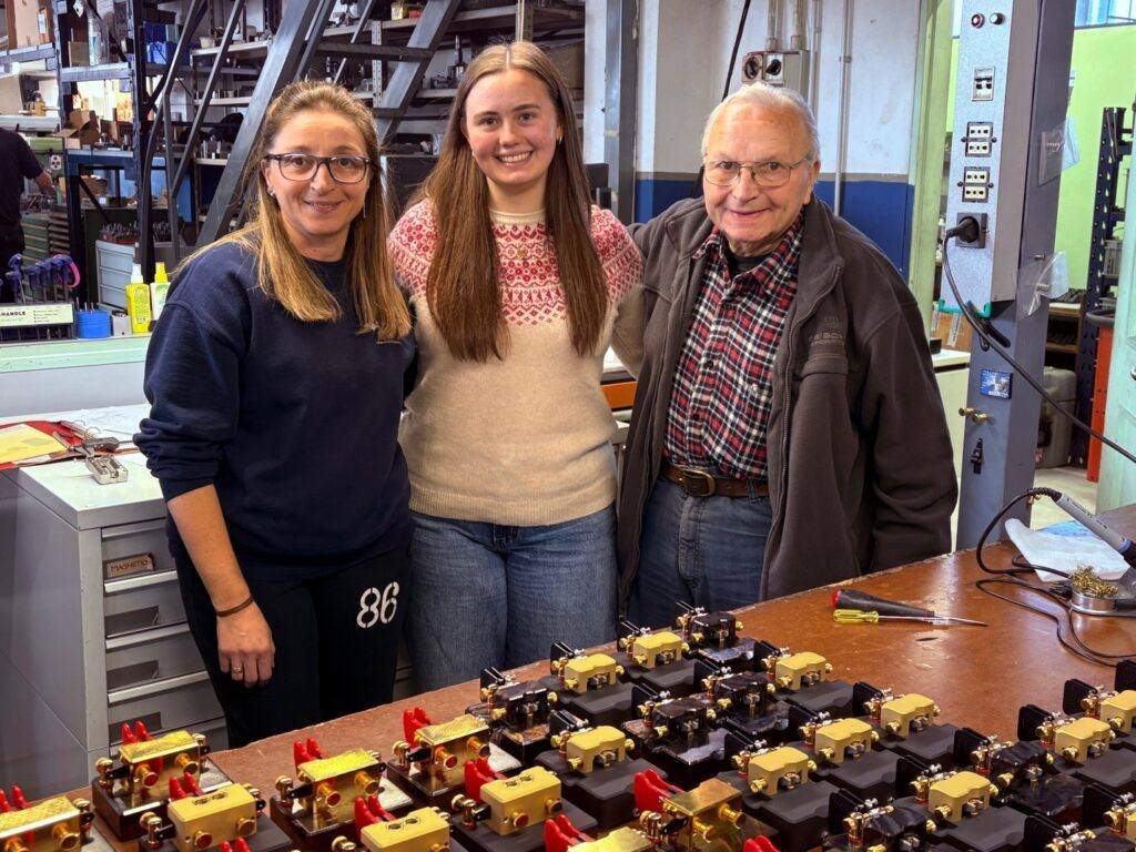 K3TripleR's tweet photo. 4 F 1 E B D Amateur Radio: "Begali Factory (L-R) Bruna KI2RTF, Katie KE8LQR &amp; Begali founder Piero I2RTF."
#Begali #Keys #yloperators #hamradiocommunity #morse #hamradiooperators #amateurradio #hamradio #HamRadioLife https://t.co/dRot7ESSo9