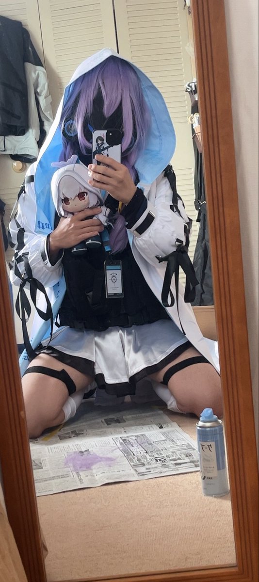 Armored_omochi_'s tweet photo. 前髪思い切って切っちゃった。
ベストは今業者さんに新規で作ってもらおうと思ってサンプルとして提出してるから今日はタクティカルベストを着たんだ。
これはこれで似合ってるかな？
ふふ、前髪切って目とかがはっきり見えるようになったから素顔はもうお化粧しないと晒せないの💐💜 https://t.co/Osyd6SIjiK