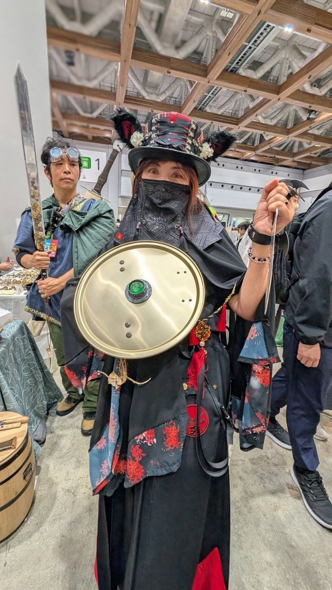 0303_sayoko's tweet photo. @bukiyou99こちらで武器を持たせてくださいました！
わが家でも見たことがあるぞ…な鍋のフタの盾！
防犯にいいかも？！
#デザフェス６３
#武器用な人 https://t.co/WOgtRRNHoz