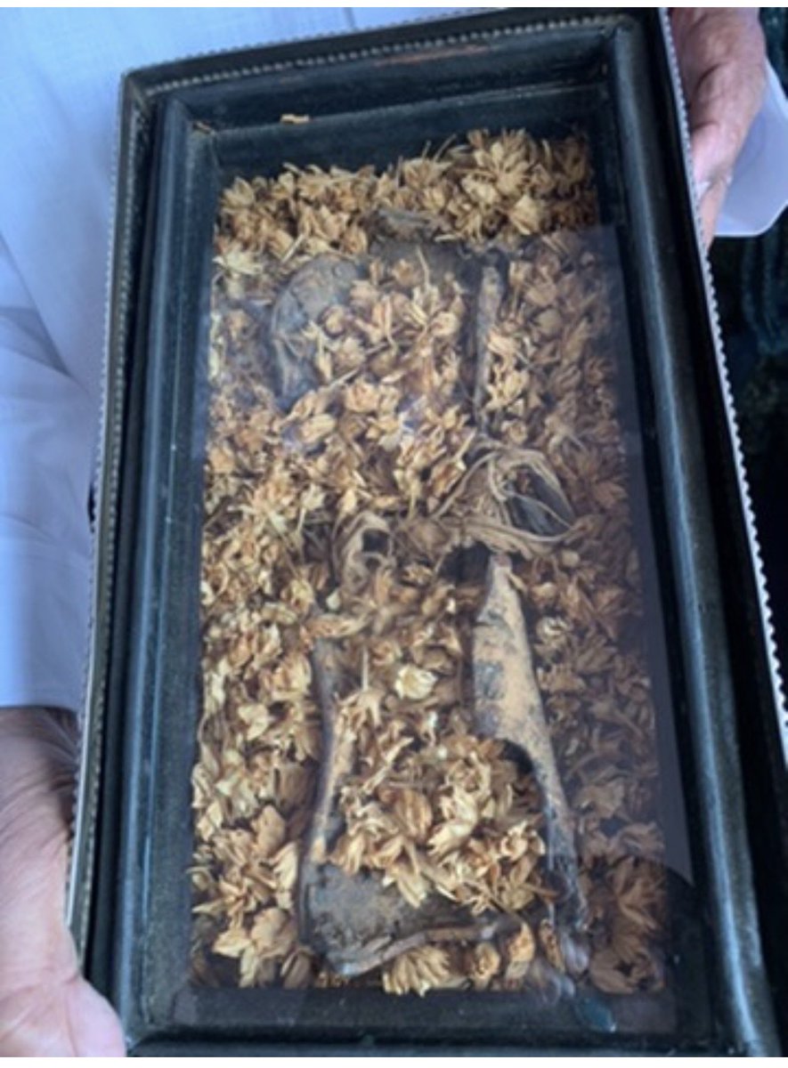 iamrana's tweet photo. The Dargah Asar Sharif in Delhi's Jama Masjid has one of the pair of the Prophet's sandals. The other being in Topkapi . It was inherited by the Mughal emperors via Timur and gifted to the Jama Masjid along with other relics 
I made a video on the taburrukat  some years ago
https://t.co/rJPuHWdlwE