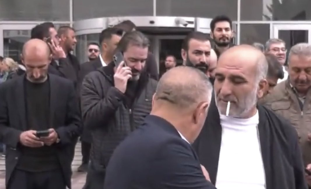 haberaktifcom's tweet photo. Kılıçdaroğlu’nun avukatı ve bir grup milletvekili ile CHP Genel Merkezi önüne gelen kalabalıktan bazı fotoğraflar. https://t.co/CLrxmNtyly