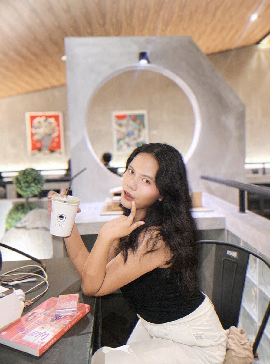sxvxnaa's tweet photo. Siangnya tes wawancara, trus tidur, malemnya nongki buat ngilangin stress. Terusss gungtri live kan, ngobrol lahh kita, dan dia bilang "please siapa yg mau jadi pacar monika, dia butuh pasangan buat kondangan", terus tiba-tiba mantanku join live kita, aku lngsung freezeeee https://t.co/CaEbZJl5c8