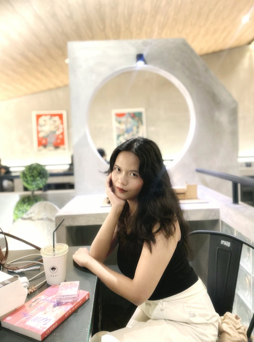 sxvxnaa's tweet photo. Siangnya tes wawancara, trus tidur, malemnya nongki buat ngilangin stress. Terusss gungtri live kan, ngobrol lahh kita, dan dia bilang "please siapa yg mau jadi pacar monika, dia butuh pasangan buat kondangan", terus tiba-tiba mantanku join live kita, aku lngsung freezeeee https://t.co/CaEbZJl5c8