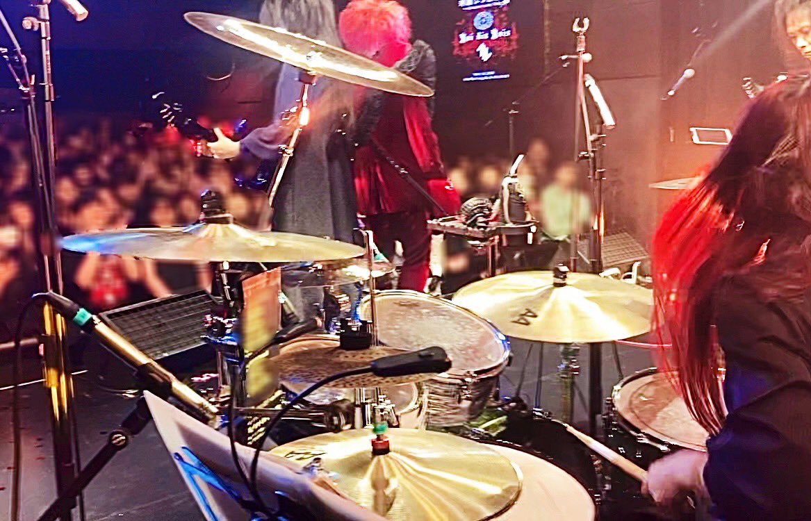 HAYATO_dtp's tweet photo. そしてGRAND FINAL
「華麗なる追憶劇」大阪初開催🎭🥂
会場はSOLD OUT！
久々に髪を下ろしリスペクトを込めて叩かせていただきました。
前日に壊れたペダルもチャー坊のお陰で乗り切れ有難い夜でした！

ボスとコヂさんの背中を見ながら叩くのはやはり特別な思いがあります。
また是非演りたいな、と！ https://t.co/kXLgiAYH7x