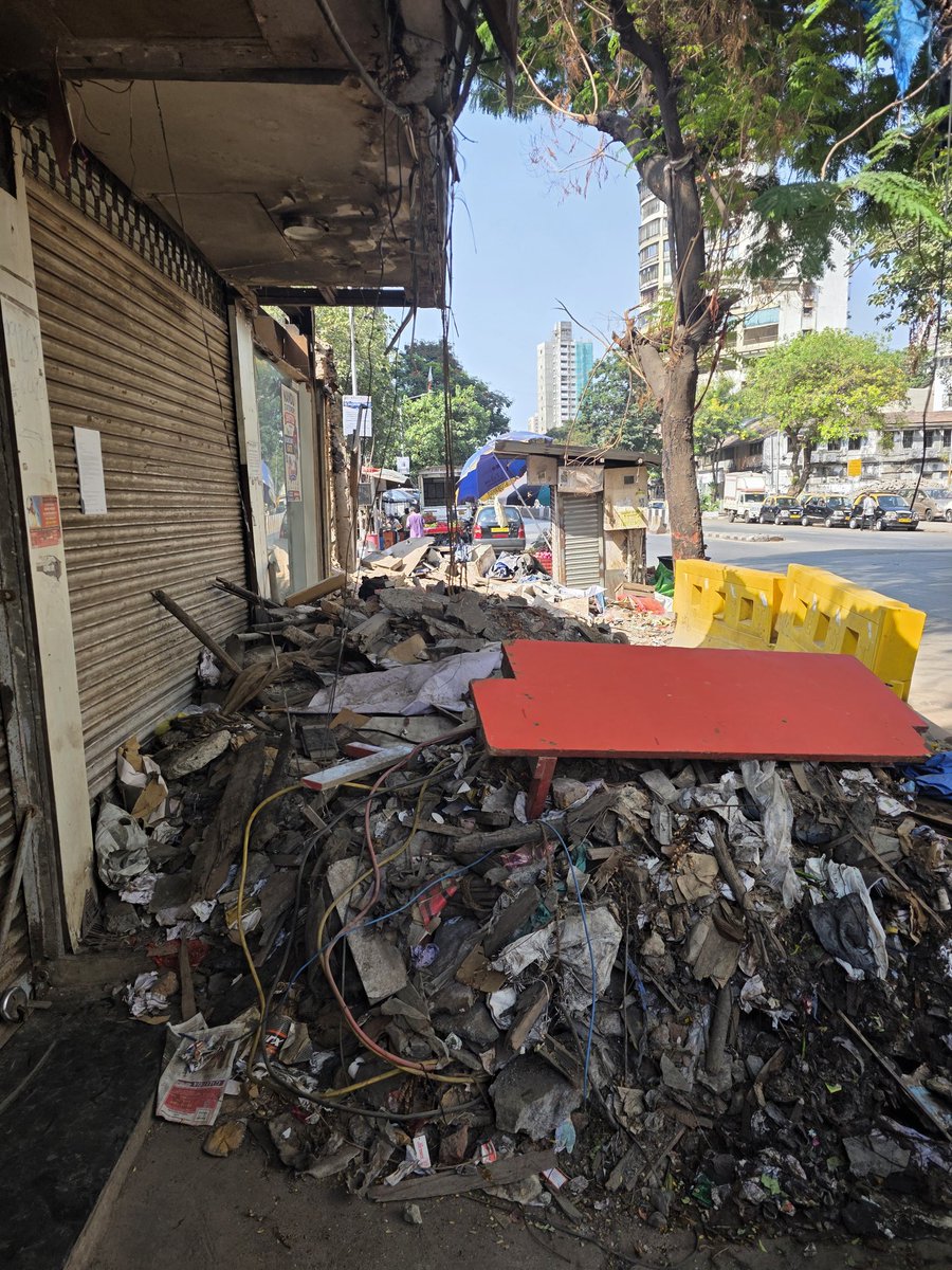 Im_Roohit's tweet photo. @mybmc Still no action from your side we don't understand what is stopping bmc to clear the footpath why is people life treated so cheap and made to walk on roads.@mayor_mumbai @Devendra_Office @mlaAminPatel pls intervene https://t.co/z7wvzCGohf