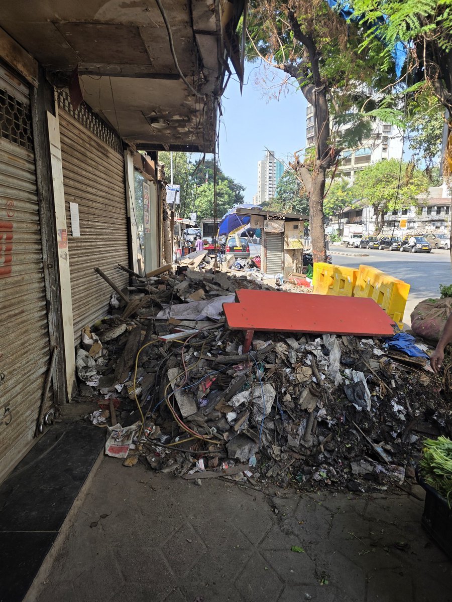 Im_Roohit's tweet photo. @mybmc Still no action from your side we don't understand what is stopping bmc to clear the footpath why is people life treated so cheap and made to walk on roads.@mayor_mumbai @Devendra_Office @mlaAminPatel pls intervene https://t.co/z7wvzCGohf