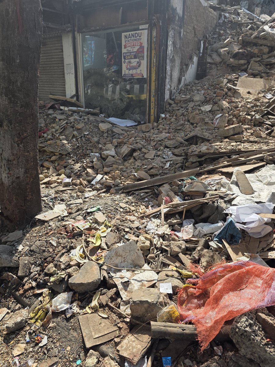 Im_Roohit's tweet photo. @mybmc Still no action from your side we don't understand what is stopping bmc to clear the footpath why is people life treated so cheap and made to walk on roads.@mayor_mumbai @Devendra_Office @mlaAminPatel pls intervene https://t.co/z7wvzCGohf