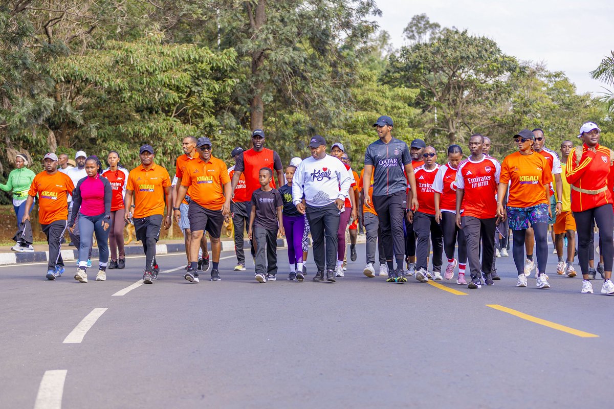 CityofKigali's tweet photo. 📸 Amafoto: Kuri iki Cyumweru muri #KigaliYacu, twakoze siporo rusange #CarFreeDay. 

Uyu munsi intero yacu yari imwe: Abagize umuryango tugomba kugira ibiganiro byubaka, kugira ngo twubake umuryango utekanye uzira amakimbirane. 

Ikindi kandi twabonye ko kuba umuntu afite ubumuga bidasobanura ko ntacyo ashoboye. Mu bitabiriye uyu munsi, twari turi kumwe n’abana bafite ubumuga bwa Autisme.

Twari kumwe kandi n’abagore batwite ndetse n’abakuze.

Dukore siporo tugire ubuzima bwiza.