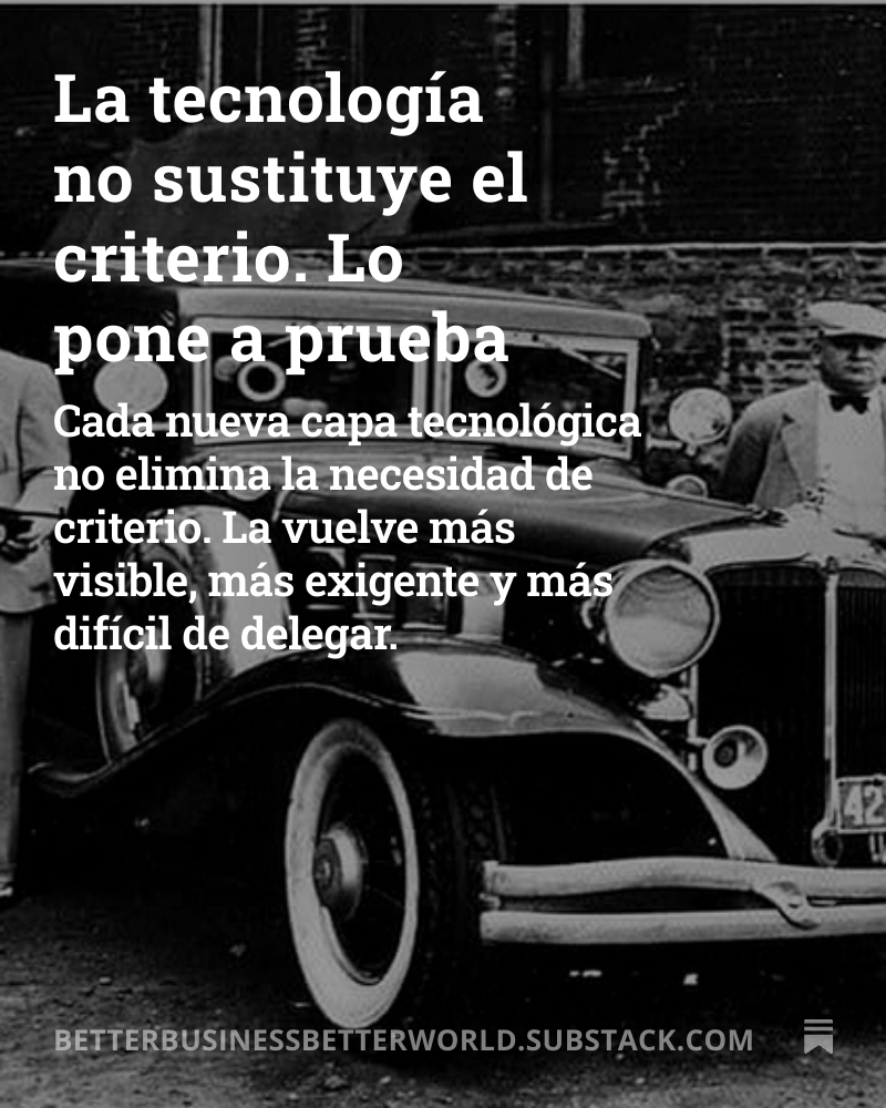 jlcasal's tweet photo. Hay una idea que convendría repetir más a menudo. Me refiero a que 𝐥𝐚 𝐭𝐞𝐜𝐧𝐨𝐥𝐨𝐠𝐢́𝐚 𝐧𝐨 𝐬𝐮𝐬𝐭𝐢𝐭𝐮𝐲𝐞 𝐞𝐥 𝐜𝐫𝐢𝐭𝐞𝐫𝐢𝐨. 𝐋𝐨 𝐩𝐨𝐧𝐞 𝐚 𝐩𝐫𝐮𝐞𝐛𝐚.

Cada nueva capa tecnológica amplía capacidades. Permite ver más, automatizar más, anticipar más, conectar más. Todo eso puede mejorar mucho la operación y la calidad de ciertas decisiones. Pero también introduce la tentación silenciosa de pensar que cuanto más capaz parece el sistema, menos necesario resulta el juicio humano.

... Y suele ocurrir justo lo contrario. Porque la tecnología no elimina la parte más difícil de dirigir. No elimina la necesidad de interpretar, jerarquizar tensiones, decidir en condiciones imperfectas, asumir renuncias y sostener consecuencias. Lo que hace, en realidad, es volver más visible la calidad, o la pobreza, del criterio con el que una organización adopta, integra y gobierna esa tecnología.

Y aquí está una de las confusiones más delicadas del management contemporáneo. Muchas compañías creen que una herramienta funciona cuando automatiza, conecta, ordena o acelera. Pero esa es una pregunta demasiado pobre. La cuestión relevante es 𝐪𝐮𝐞́ 𝐭𝐢𝐩𝐨 𝐝𝐞 𝐨𝐫𝐠𝐚𝐧𝐢𝐳𝐚𝐜𝐢𝐨́𝐧 𝐞𝐱𝐢𝐠𝐞 𝐞𝐬𝐚 𝐭𝐞𝐜𝐧𝐨𝐥𝐨𝐠𝐢́𝐚 𝐩𝐚𝐫𝐚 𝐧𝐨 𝐞𝐦𝐩𝐨𝐛𝐫𝐞𝐜𝐞𝐫 𝐞𝐥 𝐣𝐮𝐢𝐜𝐢𝐨.

Ninguna herramienta es neutra cuando empieza a decidir qué merece ser visto, qué cuenta como prioridad y qué parte de la conversación queda desplazada. Cada tecnología importante no solo transforma procesos. También redistribuye poder, redefine centralidades y modifica quién tiene capacidad real de influir en la decisión.

Cuanto más sofisticado es el entorno técnico, menos sentido tiene caer en una delegación blanda del criterio. Esa en la que el comité sigue decidiendo formalmente, pero el marco de lo que parece razonable, urgente o inevitable ya ha sido configurado por el sistema y por quienes lo controlan.

La madurez digital no se mide solo por la cantidad de herramientas desplegadas. Se mide, sobre todo, por la 𝐜𝐚𝐥𝐢𝐝𝐚𝐝 𝐝𝐞𝐥 𝐣𝐮𝐢𝐜𝐢𝐨 𝐪𝐮𝐞 𝐬𝐨𝐛𝐫𝐞𝐯𝐢𝐯𝐞 𝐚 𝐞𝐥𝐥𝐚𝐬.

Y esta quizá sea una de las pruebas más exigentes de estos tiempos que nos han tocado. No si una organización sabe adoptar tecnología, sino si sabe evitar que esa tecnología termine sustituyendo silenciosamente la parte más adulta de su forma de gobernarse.

Sobre ello, comparto con vosotros un nuevo artículo en '𝐵𝑒𝑡𝑡𝑒𝑟 𝐵𝑢𝑠𝑖𝑛𝑒𝑠𝑠 𝑓𝑜𝑟 𝑎 𝐵𝑒𝑡𝑡𝑒𝑟 𝑊𝑜𝑟𝑙𝑑' que, como siempre, espero que os resulte interesante y os haga pensar:

📌 https://t.co/rFJHfsHFKj

... y no os perdáis las recomendaciones finales 😉 .