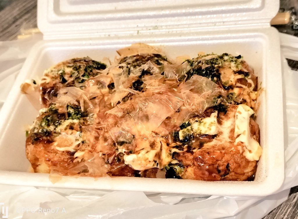 motormouse7's tweet photo. 「ルナストリート」のたこ焼きとパンで小腹を満たす。
「ヤマザキサンロイヤル」で買って来たのは
幻のクリームパン（180）、
りんごパン（180）、
塩バターロール（130）、
チーズマヨネーズ（150）。自家製手作りのパンなので少し高めだがどれも懐かしい味。 https://t.co/UADwUgn6DA