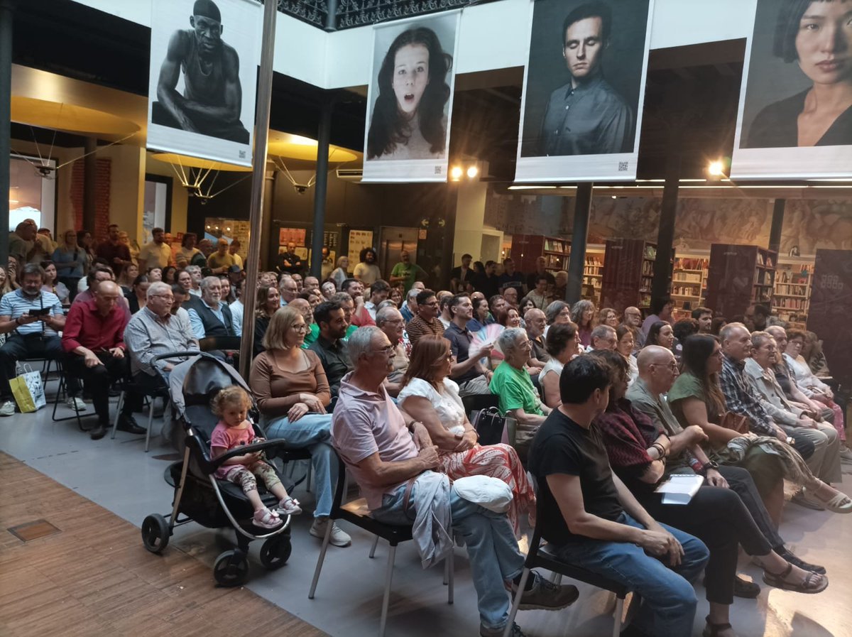 AsocJoseMarti's tweet photo. Molt agraïts pel guardó rebut en II Nit Intersindical Valenciana "La força del poble"
Continuem teixint aliances de solidaritat amb #CubaNoEstáSola
Gràcies a  @IntersindicalV pel seu activisme amb el poble i la revolució cubana en la defensa de la sobirania
@InterSolidaria https://t.co/bpwZLaSWSL