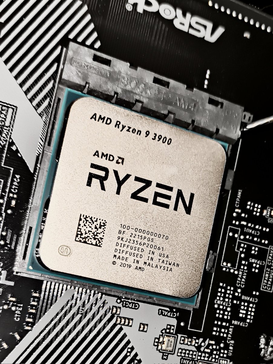 AT0MAC's tweet photo. Everyone always have an opinion on thermal paste

This is what I do, hair thin spread. 
It don't matter, it does get mushed by the cooler, but it also don't hurt, if it leaks out, it's non conductive and again, don't matter

#leftright #cpu #computerbuild #amdryzen 
@AMDRyzen https://t.co/Bh1SQ9bFBZ