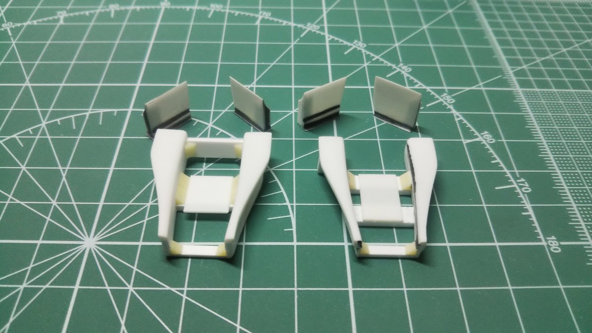 maki6ma2a's tweet photo. コクピット内をいじってます
シートの形状変更
両脇の部品は高さ違い(1.0mm)で２種作ったので
バランスを見て使う方を決めます

#ハセガワ
#F3000
#レイトンハウス https://t.co/NKE43ARNpm