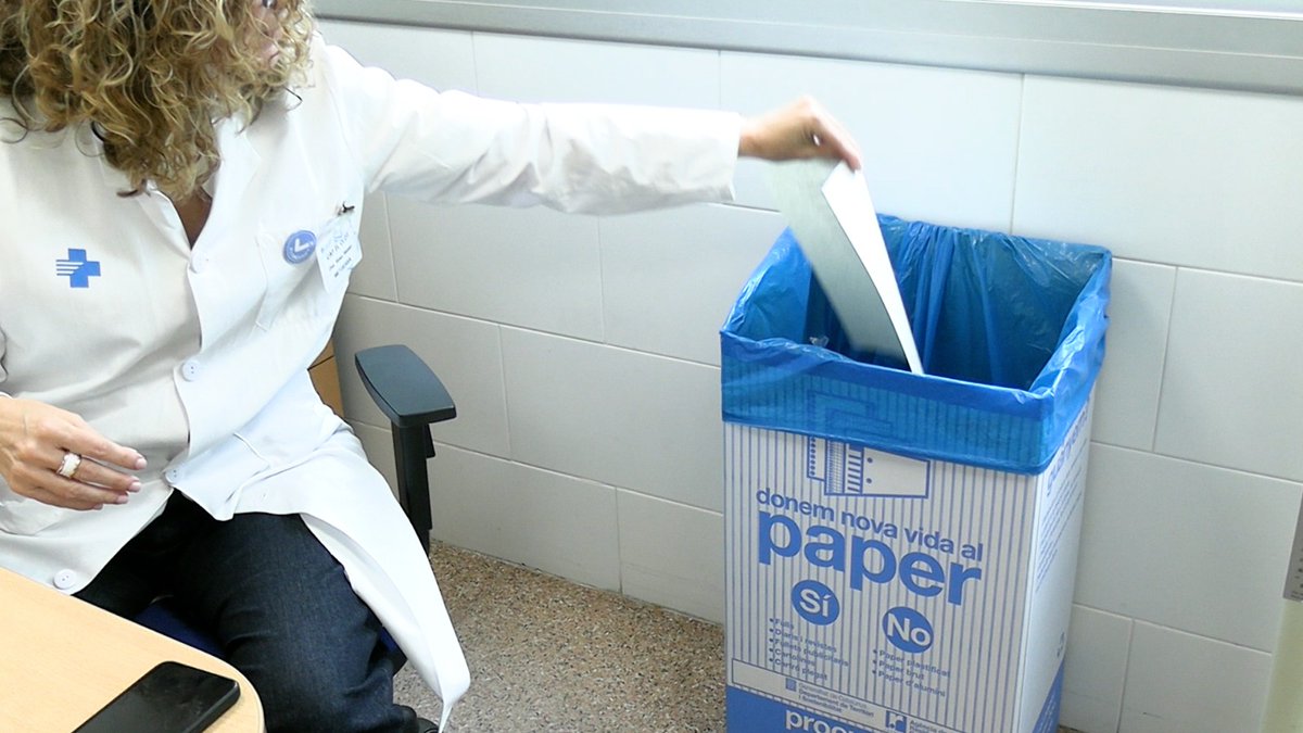 icscat's tweet photo. Cada pàgina que no s'imprimeix, cada full reutilitzat, cada paper que es recicla bé, compta🌱 

A l'#icscat apliquem les 3R del paper, reduir, reutilitzar i reciclar , a tots els nostres centres. Perquè la sostenibilitat no és un objectiu llunyà, treballem per ella cada dia. 💚 

Troba més informació d’#iCSVerds aquí: 

https://t.co/737V8qYpUp