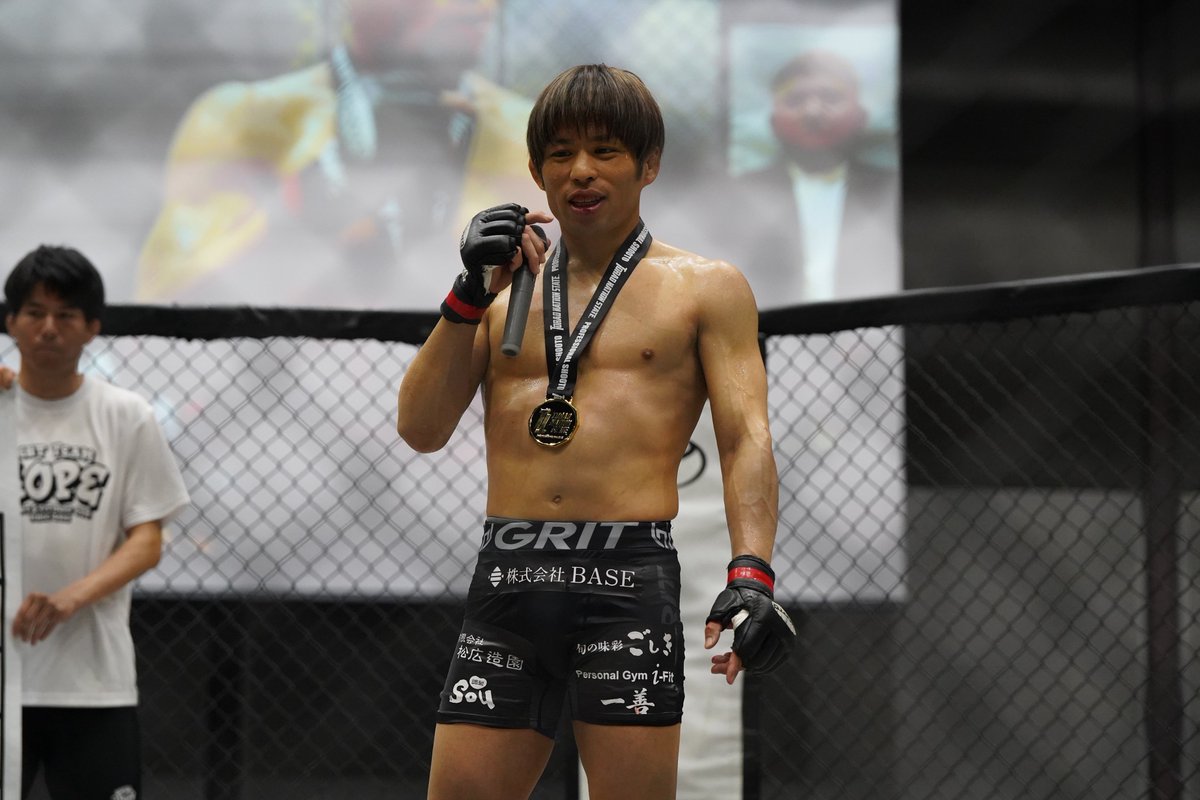 Gigio_jp's tweet photo. プロ修斗香川大会 FORCE23 #shooto0524 #FORCE23
第4試合 バンタム級 5分2R
魚山皓平(HOPE)
哲也(フリー)
開始早々、哲也選手が大きなパンチでプレスをかける。魚山選手も、落ち着いて反撃、フックを振り始めると、右フックで哲也選手ダウン!魚山選手がすかさず追撃TKO勝利! https://t.co/E2sYsEYEq5
