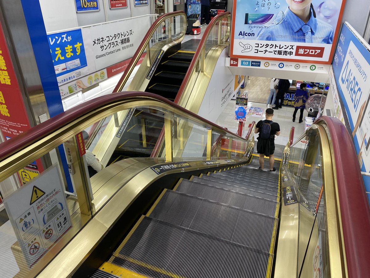 S駅 tweet media
