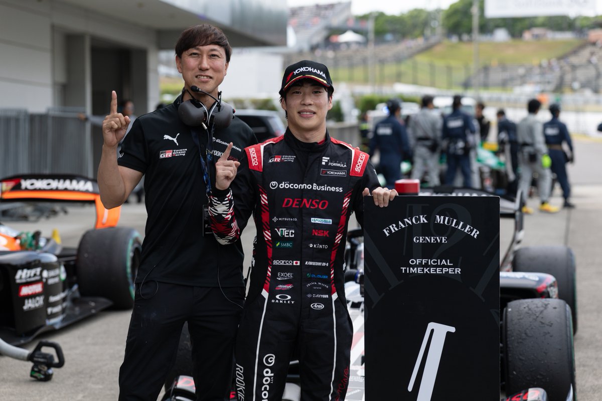 TOYOTA_GR's tweet photo. スーパーフォーミュラ
Rd.5 鈴鹿サーキット🏎️✨【決勝速報】

ポールポジションから力強いペースで快走してきたのち、終盤でのライバル2人との大接近戦は、一度は抜かれ劣勢となるも、死力を振り絞って再逆転!!!

🥇#14 福住仁嶺 (NTT docomo Business ROOKIE)が、自身は5年ぶり、ROOKIE Racingにとっては2020年のチーム発足以来、待望の初優勝を飾りました🏆🍾✨

そして長年チームづくりクルマづくりに尽力し、福住選手に襷を繋いだ大嶋和也選手にとっても嬉しい勝利✨️

／／
#おめでとう仁嶺
#おめでとう和也
#おめでとう宏明
#おめでとうROOKIERacing
＼＼

4️⃣ #38 阪口晴南(SANKI VERTEX PARTNERS CERUMO・INGING)
5️⃣ #36 坪井翔 (VANTELIN TEAM TOM’S)
7️⃣ #37 サッシャ・フェネストラズ (VANTELIN TEAM TOM’S)
🔟 #7 小林可夢偉 (KDDI TGMGP TGR-DC)
までが入賞。

連日の応援ありがとうございました!!
引き続き9チーム14人のGRドライバーに熱い応援をお願いします!!

#SFormula