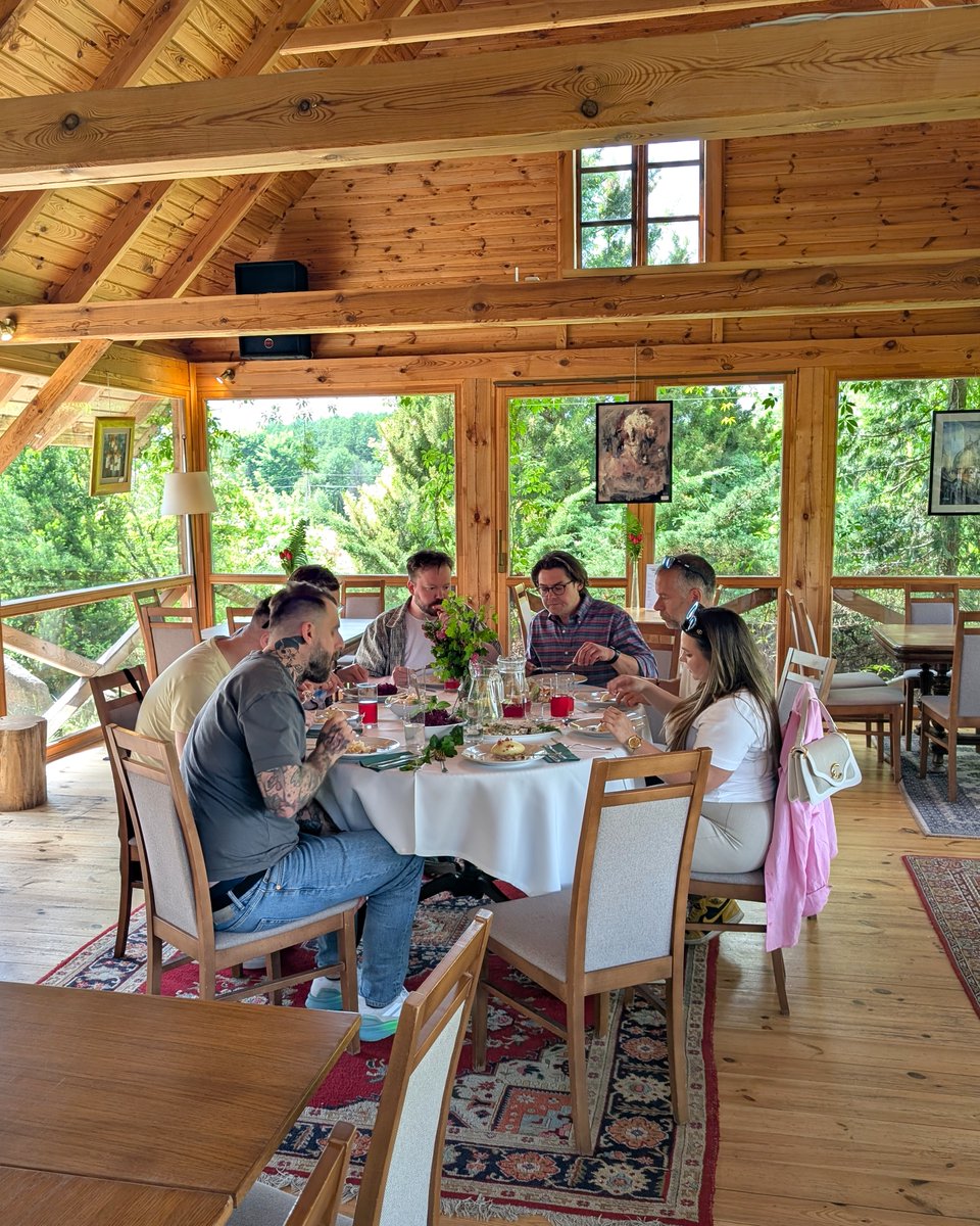 lubelskietravel's tweet photo. Great British Chefs odwiedzili #Lubelskie! 🇬🇧🍽
Podczas wizyty, zorganizowanej we współpracy #LROT z LOT Metropolia Lublin i @PolandTravel_UK,  zaprezentowaliśmy potencjał lubelskiej kuchni, odwiedzając m. in. Pensjonat "Uroczysko Zaborek" i Winnicę Sienkiewicz. 1/3 https://t.co/JraICbsZHl