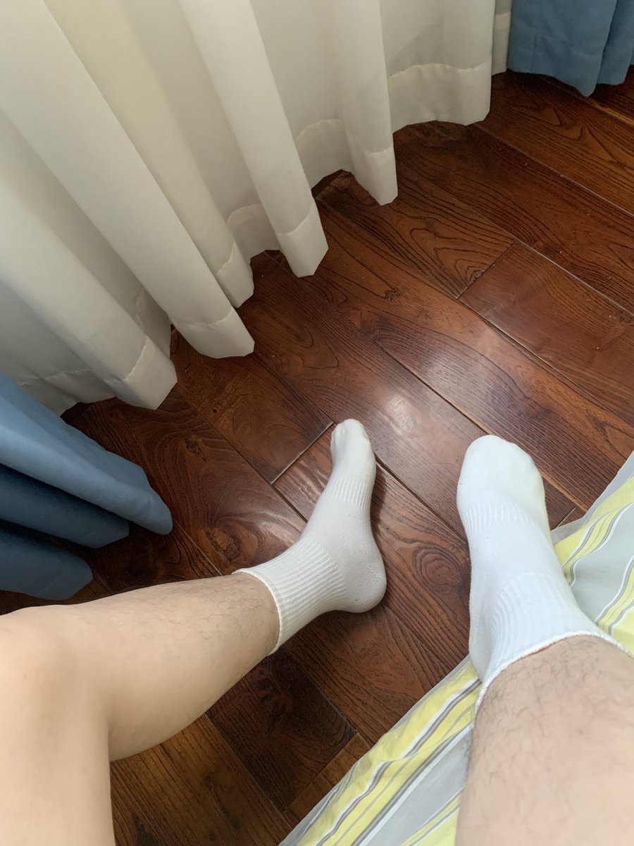 AiTomlingran's tweet photo. 哟小狗看见啦？那过来闻闻主人的脚爪，这就上头了？那尝尝主人脚爪的味道呢？ https://t.co/Cj1gZLwYV0