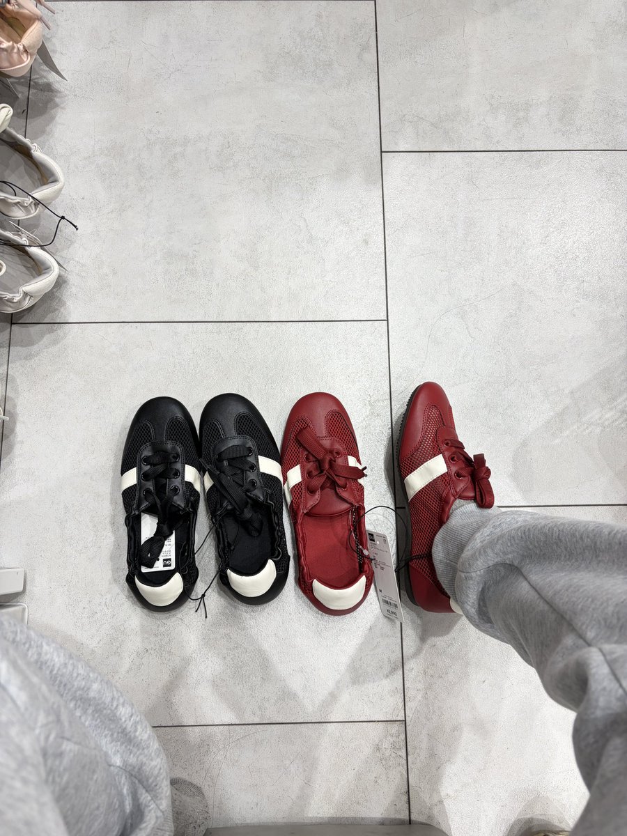 ThatsmeDev's tweet photo. GU Sneakers ballets https://t.co/zHapdjvTbK