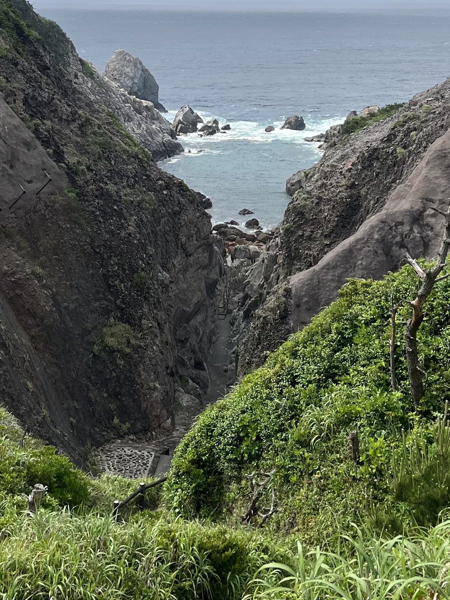 Minoru0's tweet photo. 式根島島に20回くらい来てるけど、釣りしかしてない。観光案内にある温泉やビーチに一回も行ったことは無い

朝は天候悪かったので釣りはやめて島一周の温泉、ビーチ、展望台を回ってみた

釣りに満足して、ゆっくり温泉に入る日が��るのだろうか(笑
#地鉈温泉
#足付け温泉
#松が下雅湯
#泊海水浴場 https://t.co/cIgJY7lGUq