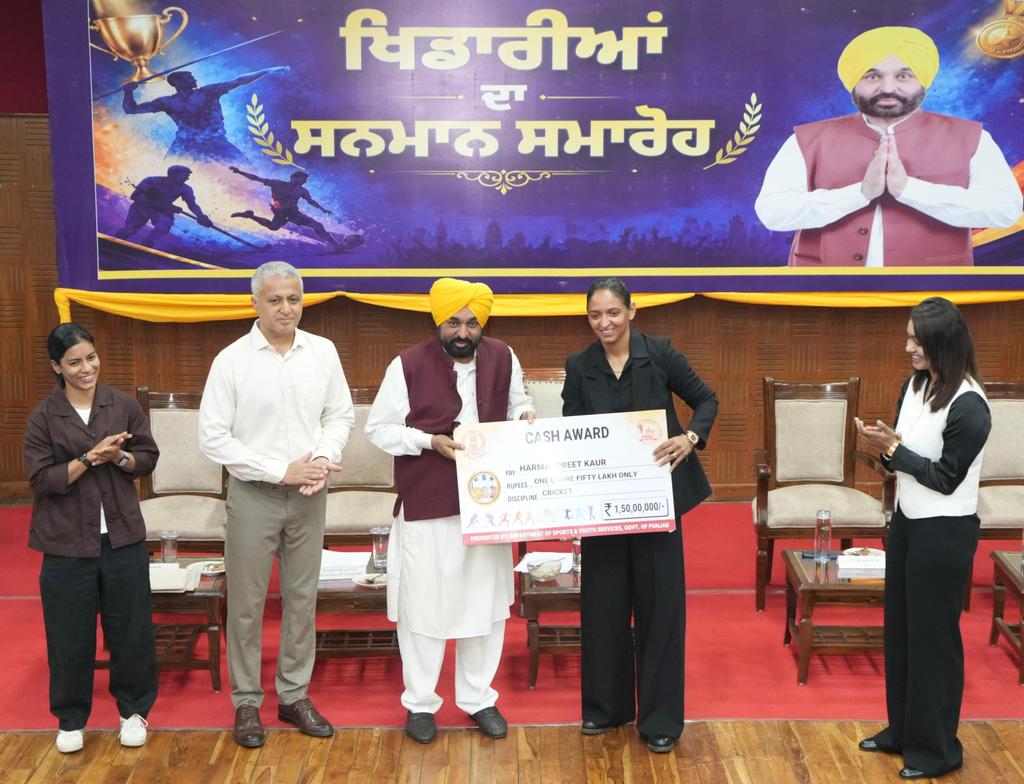 BhagwantMann's tweet photo. ਖੇਡਦਾ ਪੰਜਾਬ, ਬਦਲਦਾ ਪੰਜਾਬ....

ਅੱਜ ਚੰਡੀਗੜ੍ਹ ਵਿਖੇ ਮਹਾਰਾਜਾ ਰਣਜੀਤ ਸਿੰਘ ਐਵਾਰਡ, ਡੀ.ਬੀ.ਟੀ ਅਤੇ ਕੈਸ਼ ਐਵਾਰਡ ਵੰਡ ਸਮਾਰੋਹ ਦੌਰਾਨ ਦੇਸ਼ ਤੇ ਦੁਨੀ�� ਭਰ ਵਿੱਚ ਪੰਜਾਬ ਦਾ ਨਾਮ ਰੌਸ਼ਨ ਕਰਨ ਵਾਲੇ ਸਾਡੇ 1,070 ਖਿਡਾਰੀਆਂ ਨੂੰ ₹32 ਕਰੋੜ 5 ਲੱਖ ਦੀ ਇਨਾਮੀ ਰਾਸ਼ੀ ਨਾਲ ਸਨਮਾਨਿਤ ਕਰਨ ਦਾ ਮਾਣ ਹਾਸਲ ਹੋਇਆ। ਸਾਰੇ ਖਿਡਾਰੀਆਂ, ਕੋਚ ਸਾਹਿਬਾਨਾਂ ਤੇ ਮਾਪਿਆਂ ਨੂੰ ਬਹੁਤ-ਬਹੁਤ ਮੁਬਾਰਕਾਂ ਤੇ ਭਵਿੱਖ ਲਈ ਸ਼ੁਭਕਾਮਨਾਵਾਂ।

ਸਾਲ 2019 ਤੋਂ 2023 ਤੱਕ ਦੇ 87 ਨਾਮਵਰ ਖਿਡਾਰੀਆਂ ਨੂੰ 'ਮਹਾਰਾਜਾ ਰਣਜੀਤ ਸਿੰਘ ਐਵਾਰਡ' ਨਾਲ ਸਨਮਾਨਤ ਕੀਤਾ। ਨਾਲ ਹੀ ਮਹਿਲਾ ਕ੍ਰਿਕਟ ਵਰਲਡ ਕੱਪ ਜੇਤੂ ਹਰਮਨਪ੍ਰੀਤ ਕੌਰ, ਹਰਲੀਨ ਦਿਓਲ ਤੇ ਅਮਨਜੋਤ ਕੌਰ ਨੂੰ ₹1.5-1.5 ਕਰੋੜ ਅਤੇ ਪੈਰਾ ਪਾਵਰਲ��ਫਟਰ ਪਰਮਜੀਤ ਸਿੰਘ ਨੂੰ ₹55 ਲੱਖ ਦੀ ਰਾਸ਼ੀ ਨਾਲ ਨਿਵਾਜਿਆ ਗਿਆ। ਸਾਡੀ ਸਰਕਾਰ ₹1,790 ਕਰੋੜ ਦਾ ਇਤਿਹਾਸਕ ਖੇਡ ਬਜਟ ਰੱਖਕੇ, 'ਖੇਡਾਂ ਵਤਨ ਪੰਜਾਬ ਦੀਆਂ' ਸ਼ੁਰੂ ਕਰਕੇ ਅਤੇ ਪਿੰਡ-ਪਿੰਡ ਖੇਡ ਮੈਦਾਨ ਬਣਾ ਕੇ ਨ��਼ਿਆਂ ਵਿਰੁੱਧ ਕ੍ਰਾਂਤੀ ਲਿਆ ਰਹੀ ਹੈ। ਸੂਬੇ ਦੇ ਨੌਜਵਾਨਾਂ ਦੇ ਭਵਿੱਖ ਦੀ ਰੱਖਿਆ ਅਤੇ ਖਿਡਾਰੀਆਂ ਨੂੰ ਉਨ੍ਹਾਂ ਦਾ ਬਣਦਾ ਮਾਣ-ਸਨਮਾਨ ਦੇਣ ਲਈ ਤੁਹਾਡੀ ਸਰਕਾਰ ਪੂਰੀ ਤਰ੍ਹਾਂ ਵਚਨਬੱਧ ਹੈ।