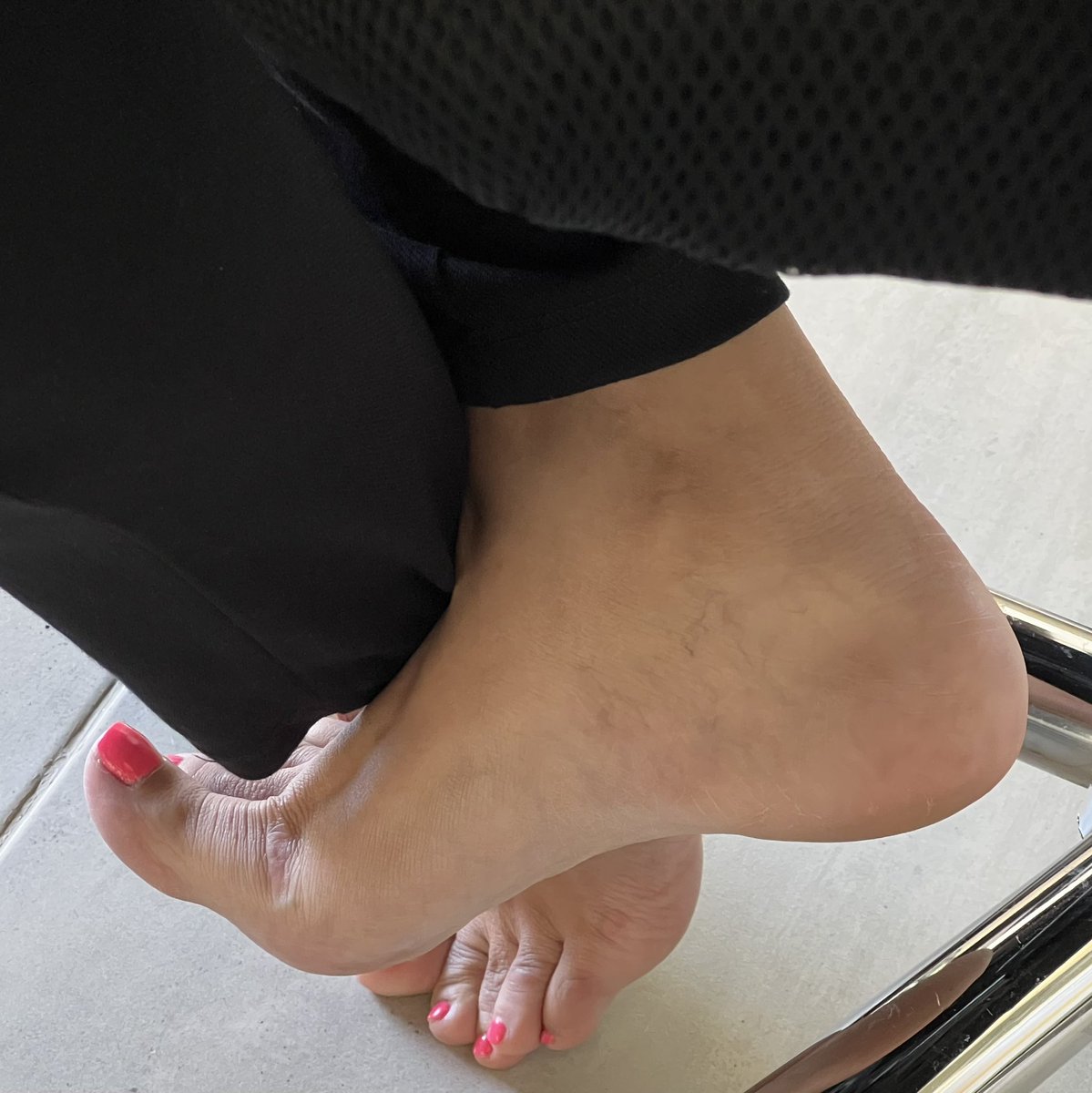 the_desi_feet's tweet photo. Pink toes uffff very hot. https://t.co/j9sx0A3rXf