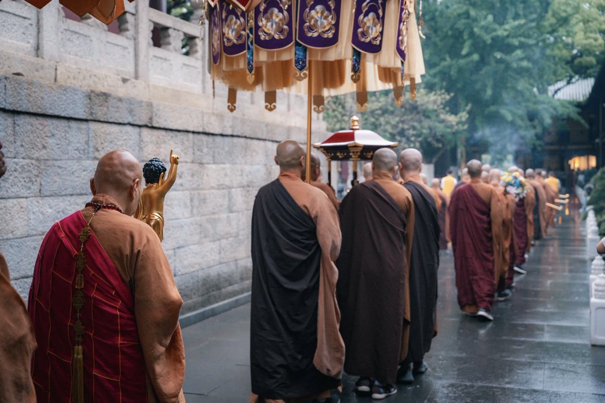 donglin386's tweet photo. 🌸🌹🌺The Buddha Bathing Festival is a traditional Chinese Buddhist festival, different from Vesak Day in Theravada Buddhism.

It falls on the eighth day of the fourth lunar month, marking the birth of Sakyamuni Buddha. The core rite is bathing the infant Buddha statue with pure water. It stands for purifying body, speech, and will, dispelling afflictions, and awakening the innate Buddha nature. People pray for inner purity and worldly peace.

Vesak Day is celebrated on the first full moon day of May. It commemorates the Buddha's birth, supreme enlightenment, and nirvana. The two festivals vary in date and theme.

#BuddhaBathingFestival #vesakday #chinesebuddhism #buddhism #sakyamuni #innerpeace #peaceonearth