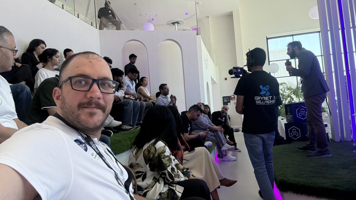 Moexba's tweet photo. Our weekends are not the same, selfie from @MENABCW ๐ฅ Dubai, UAE ๐ฆ๐ช @SNXS_ae https://t.co/Ok2dJr9B9a