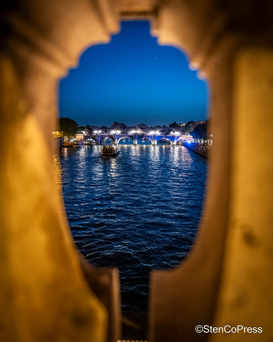 Smictrash's tweet photo. Vue depuis le Pont au Change la #CaverneduPontNeuf de l'artiste #JR installée sur le #PontNeuf. ©SergioTenani #nikond850 https://t.co/ocwEEdh283