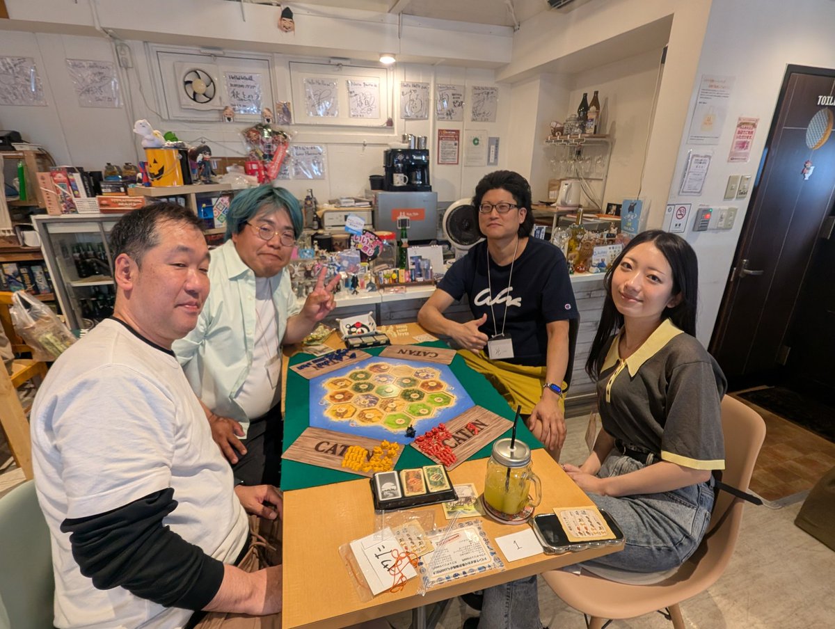HelloHellocafe's tweet photo. ハロハロカタンオープン大会
決勝卓はこちらのメンバーです💁‍♀️今回の決勝進出はかなり激戦で2試合1勝19点が3名、4番目は1勝18点が2名で占有率争いになりました。
お客様お持ち込みのカタン公式グッズのマットかっこいいですね👍決勝卓で使わせて貰ってます！ https://t.co/KrQYf5eKSZ