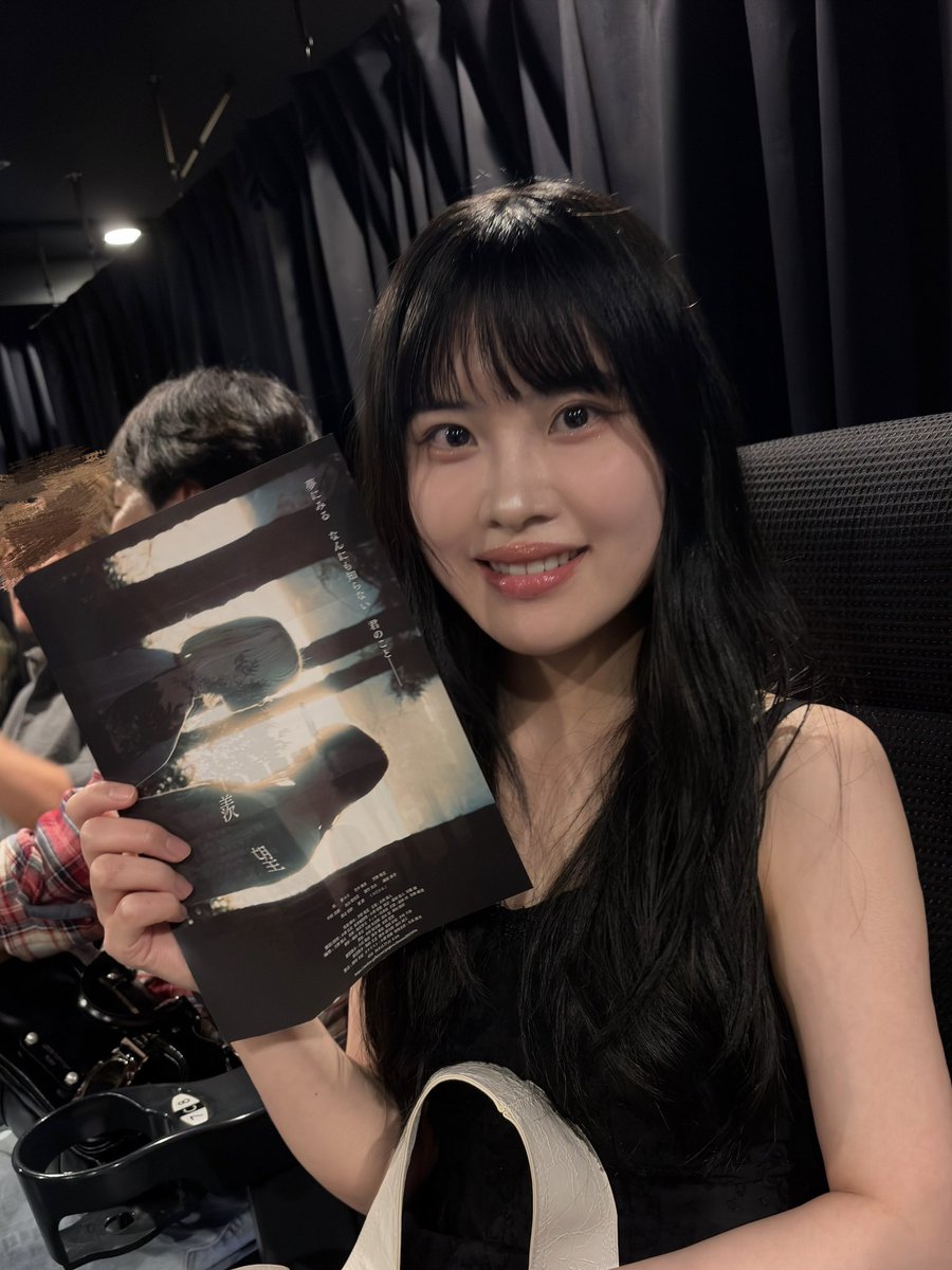 takeuchi_hinako's tweet photo. 芳野桃花監督作品、映画「羨望」の試写会に行ってきました。

今回劇中画をいくつか描かせていただきました。

私の絵が映画の中で生き、ももの世界の一部になれたことがとても幸せです。

"羨望"
切っても切り離せない。
それでも頑張って生きようと思わせてくれる素敵な作品でした。 https://t.co/trrAWfJfkA