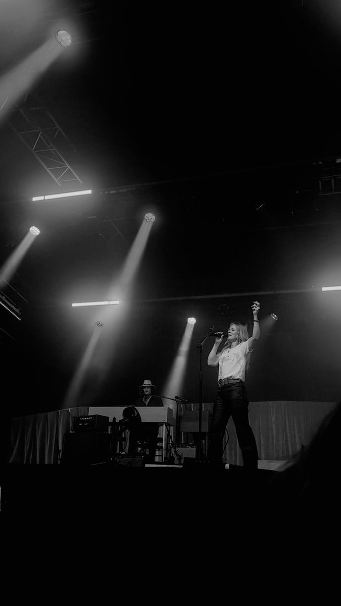KimGerritzenx's tweet photo. Lieve @IlseDeLange &amp; band, thanks weer voor de fijne (&amp; warme) avond gisteren, weer heel erg genoten! Love de nieuwe song!!💛 https://t.co/6ZozmcQb4d