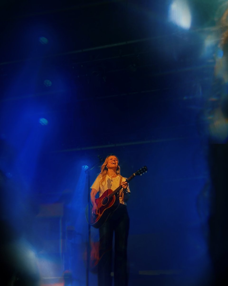 KimGerritzenx's tweet photo. Lieve @IlseDeLange &amp; band, thanks weer voor de fijne (&amp; warme) avond gisteren, weer heel erg genoten! Love de nieuwe song!!💛 https://t.co/6ZozmcQb4d
