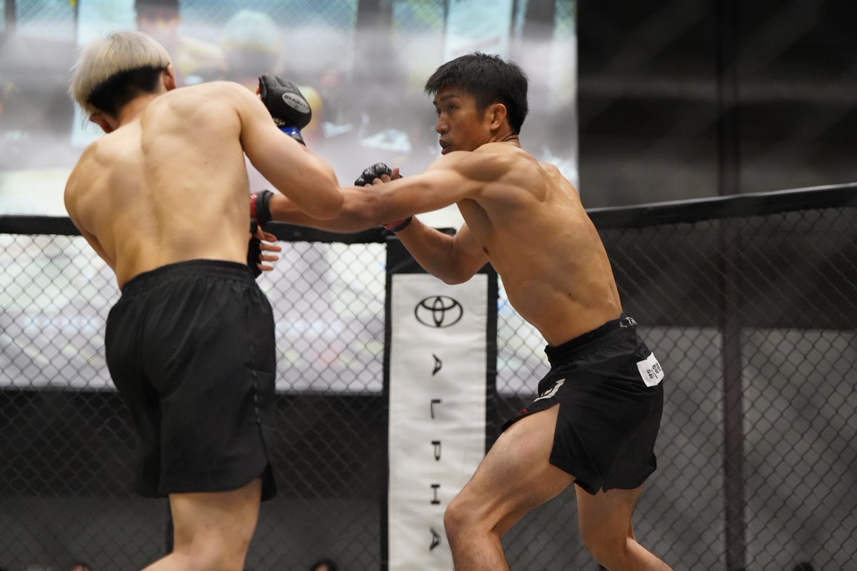 Gigio_jp's tweet photo. プロ修斗香川大会 FORCE23 #shooto0524 #FORCE23
第5試合 フェザー級 5分2R
垂水稔朗(FORCE GYM)
上野鷹臣(パラエストラ愛媛)
垂水選手が早いジャブ、ワンツー。上野選手タックル。垂水選手一度は立ちかけるが上の選手が逃さずテイクダウン。上野選手が三角絞めでタップ奪う一本勝ち。 https://t.co/uI0mNTeGQW
