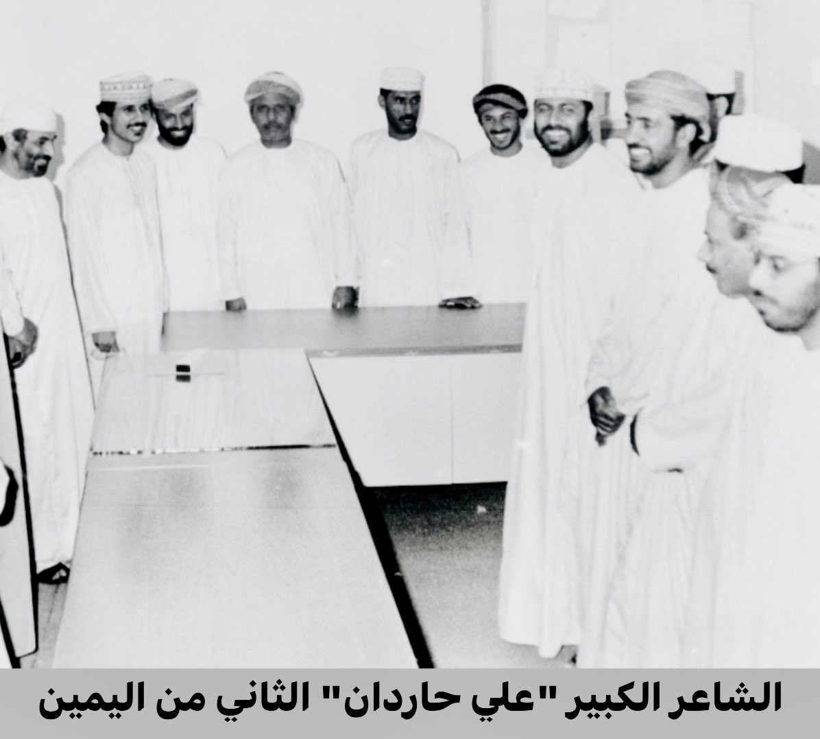 AlsiyabiHamood's tweet photo. علي حاردان رَحَلَ وهو يتساءل:
"منْ علَّمَ الغضبَ المجلجلَ في السيوف الاعتذار" ؟ 
-------------------------
 حمود بن سالم السيابي 
-------------------------
كلما هممتُ أن أكتب عن علي حاردان تتسكَّب دموع ضلكوت على أوراقي فأغمد قلمي.
وكلما اقتربتُ من قصائد حاردان تكسَّرتْ موجات بحر العرب على دفاتري ومعها الكثير من الملح والرمل والقواقع وقناديل البحر ، فتجرف الموجات القصائد وتتعطل الكتابة.
وعبر مشوار العمر المزحوم بالأعلام والأمكنة لم أقابل أحدا يشبه المكان كما يشبه حاردان ضلكوت.
في وجهه سمرة الأرض. 
وعلى رأسه آخر سلالات "الباوباب". 
 وفي عينيه ألف سفينة مبحرة ، آخرها تلك التي أبحر بها إلى ضلكوت وكانت الأكبر :

“ضلكوت ياقلقي
ويا عشقي الذي يقتات نار

لا تسأليني .. الآن
لا يجدي الحوار

إني أحبكِ هكذا..
جرحآ يلازمني
ووعداً واصطبار”

وإذا كان حاردان يشبه ضلكوت فإن مسيرته الأقرب إليَّ.
لقد اقتسمنا معا القليل من الزهو والكثير من الإنكسار.
إلا إنه كان شاعرا فيشتعل ، وكنتُ كُويتباً فأدع "فلج السمدي" يمارس مهامه الإطفائية.
ذهب حاردان إلى السودان في مواسم الشعر حاملا إلى سمرة إفريقيا سمرة طين أرضه وسواد عيون صباياها :

أنا ونيلاك ، والعشاق ما تعبوا
 سعيا إلى الوصل ، خضنا كل مفترق

يجتاحنا الشّوق حتى تستحيل لنا 
كلّ الصّعوبات ضربا من ندى عبق 

فما اختلفنا وإلا ّكنتِ وجهتنا 
إذا افترقنا فأنتِ ملتقى الطرق 

فأنتِ أنتِ ، هوى نزهو بجذوته 
في الخافقين وحتى آخر الرّمق 

وزرت السودان بعده لأرى "نيليه" وعشاقه والهامات التي تطرز الضفاف مآثرا ومكارم. 
عرفتُ حاردان صحفياً في جريدة الوطن ورأيته “يداوم” في مساءاتها بشماغ أخضر كشالات  "خضرافي" وبإزار أهل الريف وبقميص كقمصان الأراضي المتداخلة بين عمان وجارتها السعيدة.
وصَحبْتهُ في مهمة صحفية عام ١٩٨٨ إلى الجزائر لحضور القمة العربية ، فوقفنا في البهو المؤدي للقمة ليمرّ الزعيم ياسر عرفات وهو يتشح الكوفية الفلسطينية ويعبق بعطر الفدائيين لنصافحه لاول مرة.
ونرى معمّر القذافي يدخل القاعة وهو يرتدي قفازا في يمينه حتى لا يصافح الرؤساء كما قال للصحفيين ، فيزحف الى مكان انعقاد القمة على رأس كتيبة من الرجال والفتيات في "هبِّيَّةٍ" تندد بمشروعات القمة.
وتبدأ الجلسة المغلقة للقمة فنعود إلى شرفات فندق "الأوراسي" ليطل حاردان على البحر وليقيس مناجاة الأمواج بين بحر العرب والأبيض المتوسط ، بينما أُوَلِّي وجهي شطر هضاب الجزائر المتلفعة بياسمين الشهداء أسائل الشجيرات عن عيني جميلة بوحيرد وبندقيتها لأهديها شالاً من عمان.
واحتوتنا دروب الجزائر فزرنا معا مقام الشهيد وجنائن الميثاق ومكتبات العاصمة والمقاهي المترعة بالقهوة الفرنسية واللغة الفرنسية والجرائد المكتوبة بالفرنسية والعامرة المقاعد بأبناء الشهداء.
وتجاورنا الجلوس في مقاعد الطائرة في طريق العودة إلى مسقط ومعنا مقررات القمة وخيبات العرب وسحر الجزائر وجمال الصحبة مع الشعر وتساؤلات علي حاردان :

 من علَّمَ الغضب المجلجل
 في السيوف الاعتذار ؟

ونقترب من الوطن فيعبق النخل والنارجيل والسدر والغاف و"الباوباب" فيلقي حاردان نظرة للارض المتلفعة بالآباء : 

“نصف قبيلتي دفنوا..
بلا كفن ولا قبر يزار

وعرفت أن دماءهم جفت 
فأذرتها الرياح كما الغبار 

ورأيت ما أبقى الدمار 
وهل يبقى الدمار سوى الدمار” 

وبعودتنا من الجزائر انتقل حاردان من جريدة الوطن للعمل بجريدة عمان ، فكانت فرصة أخرى لنحرث الزمن المطرز بقصائده على فناجين القهوة المرة بالجريدة ، فقد عُرِضَ عليه العمل بالقسم السياسي لسد النقص فيه ، فانتقل حاردان من عطر القصائد إلى احتراقات السياسة.
ومن شاعر مهموم بالأمة الى محلل سياسي موهوم بفك ألغاز الأمة.
إلا إن الشاعر الذي تركه حاردان في جريدة الوطن انتقل معه لجريدة عمان  ، فجاء التحليل شاعريا لدرجة التمني بأن يطول أمد حلول القضايا ليطول بقاؤه في القصيدة :

“إني أتيت بلا خيار 
ما كنت أختار الحصار”

وفي الرابع والعشرين من مايو من عام ٢٠٠٨ م. أبحر حاردان إلى المكان الذي يشبهه ومعه قصائده ووجعه وأشواقه لموجات بحر العرب وأشجار "الباوباب".
وهأنذا أستعيد سيرته اليوم بعد كل هذه السنين.
وأكتب وأنا أخاتل ضلكوت من أن تقترب لتبكي فتبلل حروفي.
وأكتب وأنا أبتعد عن موجات بحر العرب من أن تتكسَّر موجاته فتجرف حروفي الباكية ، فحاردان يعود للأرض التي تشبهه : 
  
"هكذا لابد من عودٍ إليكِ
ربما أجد بعض أحلامي لديكِ 
ربما أرقد هانئا بين يديكِ
فاقبليني بعيوبي
اغفري كل ذنوبي
فلتسمِّها براءة 
مثل أخطاء الصغار"
-----------
مسقط في ٢٤ مايو ٢٠١٧ م.
أعيد النشر في ذكرى رحيله.