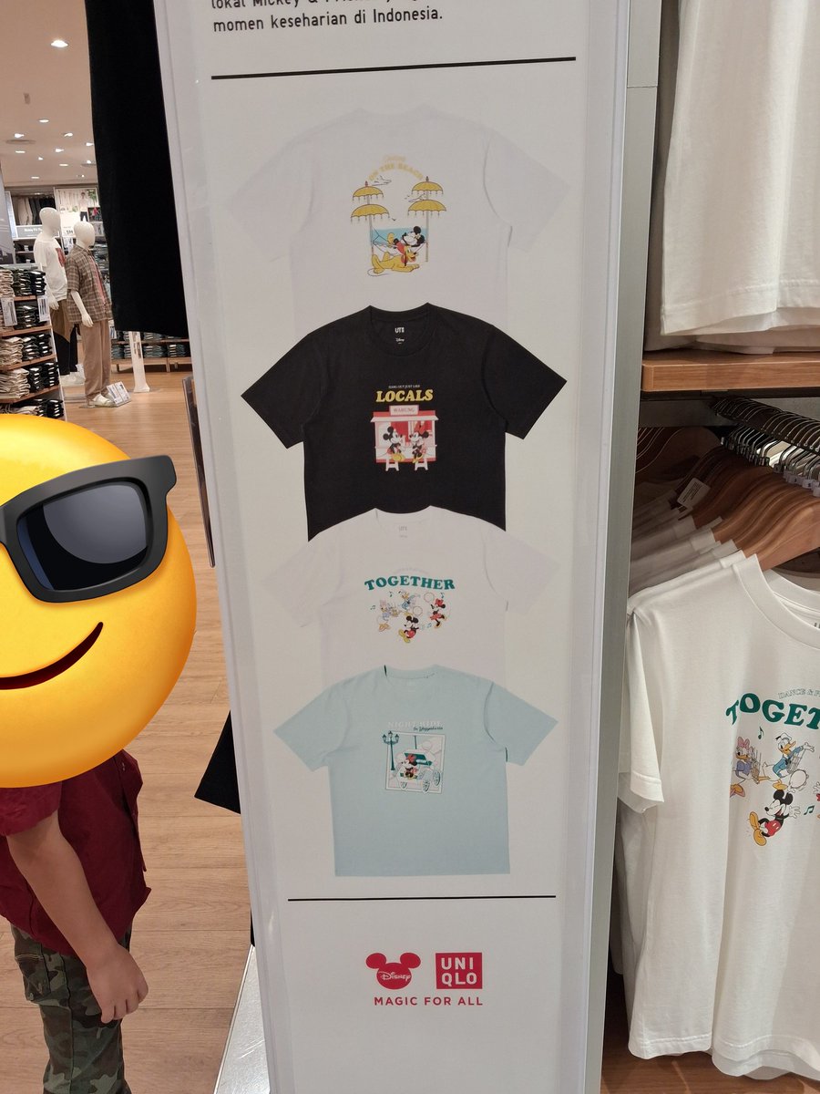 I_jakarta7's tweet photo. UNIQLOのディズニー新作❗
まさかの “INDONESIA EXCLUSIVE” 🇮🇩限定デザイン！！

ミッキーとミニーが
・ワルンでまったり
・ベチャ乗ってたり
・ジャカルタでスナックしてたり…

ローカル感満載で可愛すぎる😂🫶

対象Tシャツ買うと、
PIM3のフォトブースで限定写真まで撮れる📸✨

#ジャカルタ生活 https://t.co/Rpm8uYqrFb