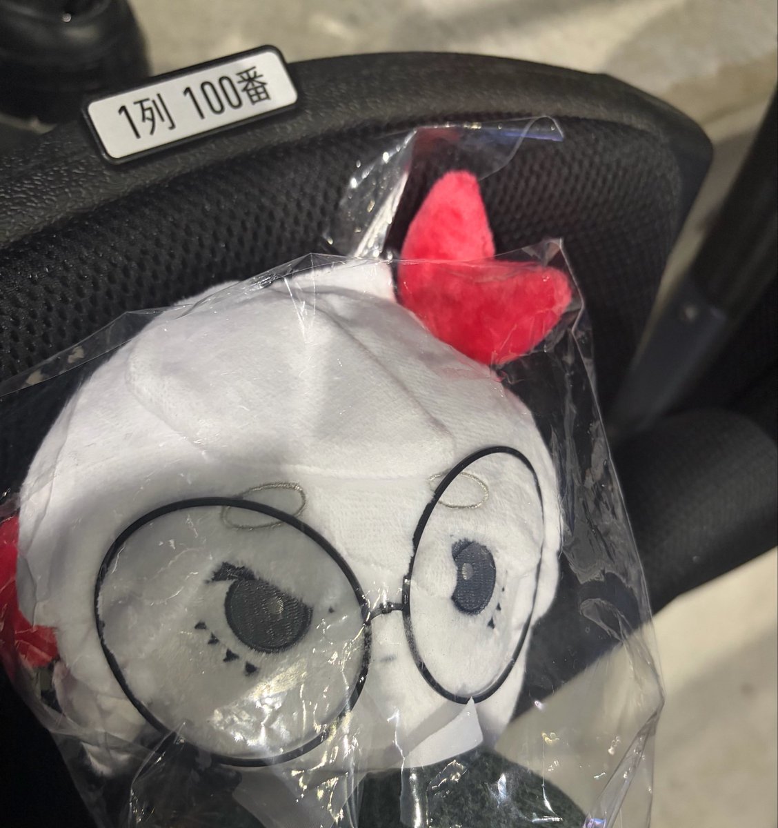 oO0Netsuki0Oo's tweet photo. たぶん3階L12 に座られてたお兄さん、アイラちゃんぬい落とされてます！！
落し物センターに預けましたので、お心当たりのある方いましたら迎えに来てあげてください‼️
（席を書いているので、念の為受け取りの際スタッフさんにチケットを確認してもらうように伝えておきました！）
 #ReSmile https://t.co/rA5OzSjeU7