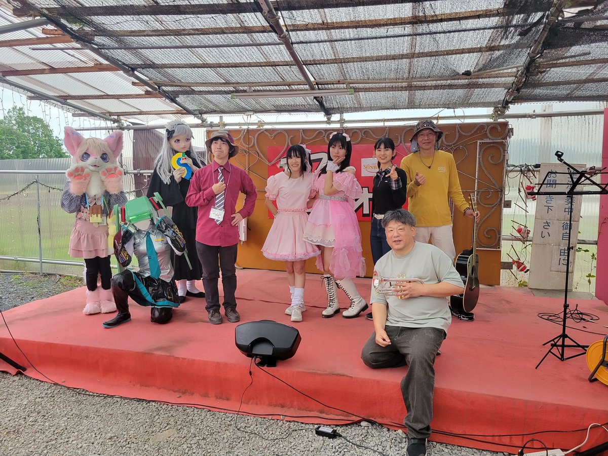 Gomband1999's tweet photo. 今日はジェラオカでした。
イベント用の練習をかねて演奏して来ました🎵
何故かちゃっかり集合写真に写るオッサンです💧 https://t.co/iHAXij5tNX