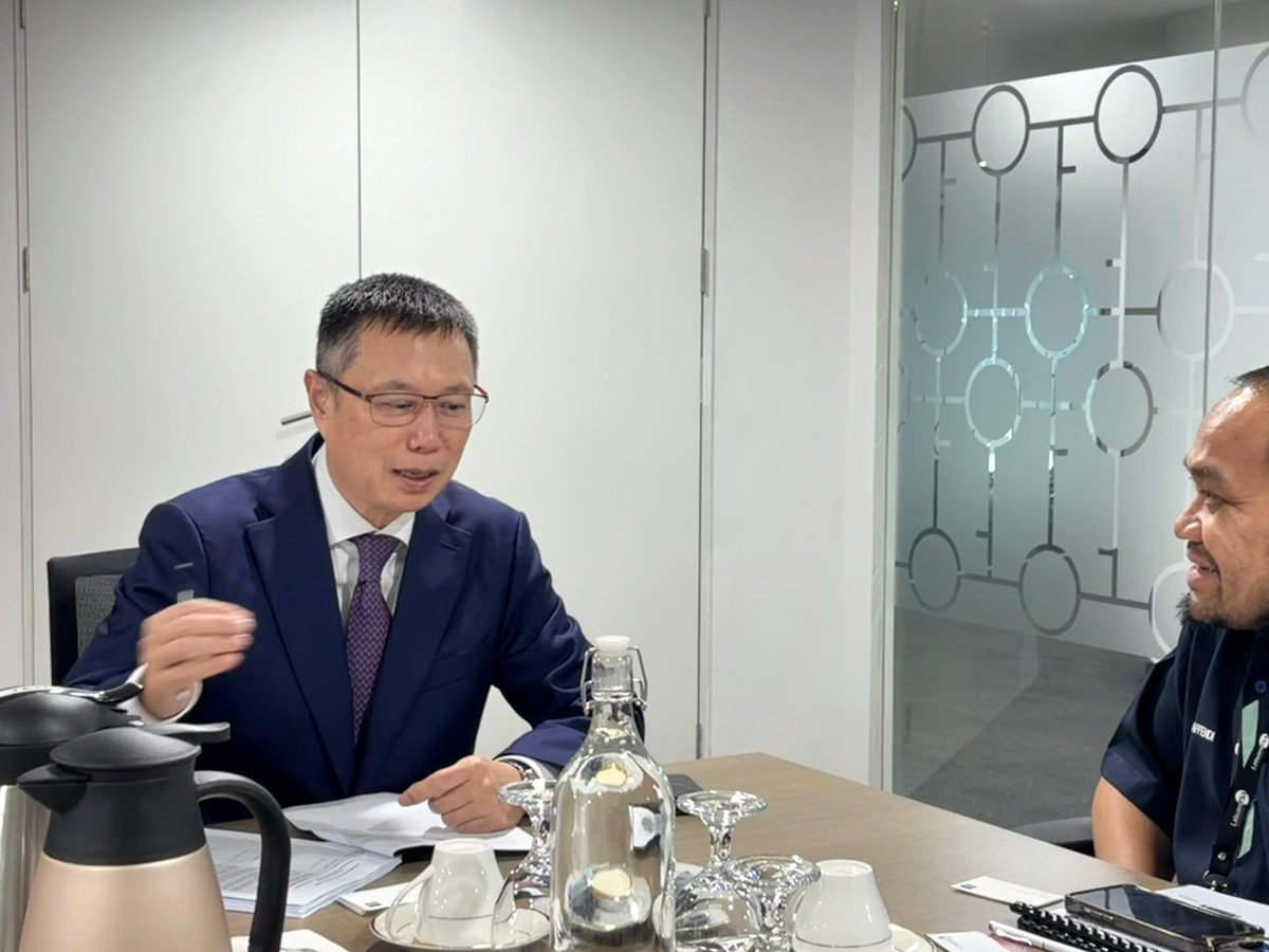 LabuanFSA1996's tweet photo. Mr Affendi Rashdi, Director General of Labuan FSA, welcomed Mr Nianshan Zhang, Director General of the Asian Development Bank. Discussions focused on potential collaboration in sustainable finance, infrastructure financing &amp; Islamic finance. 

#LabuanFSA #LabuanIBFC #ADB https://t.co/dgoUBrc4ca